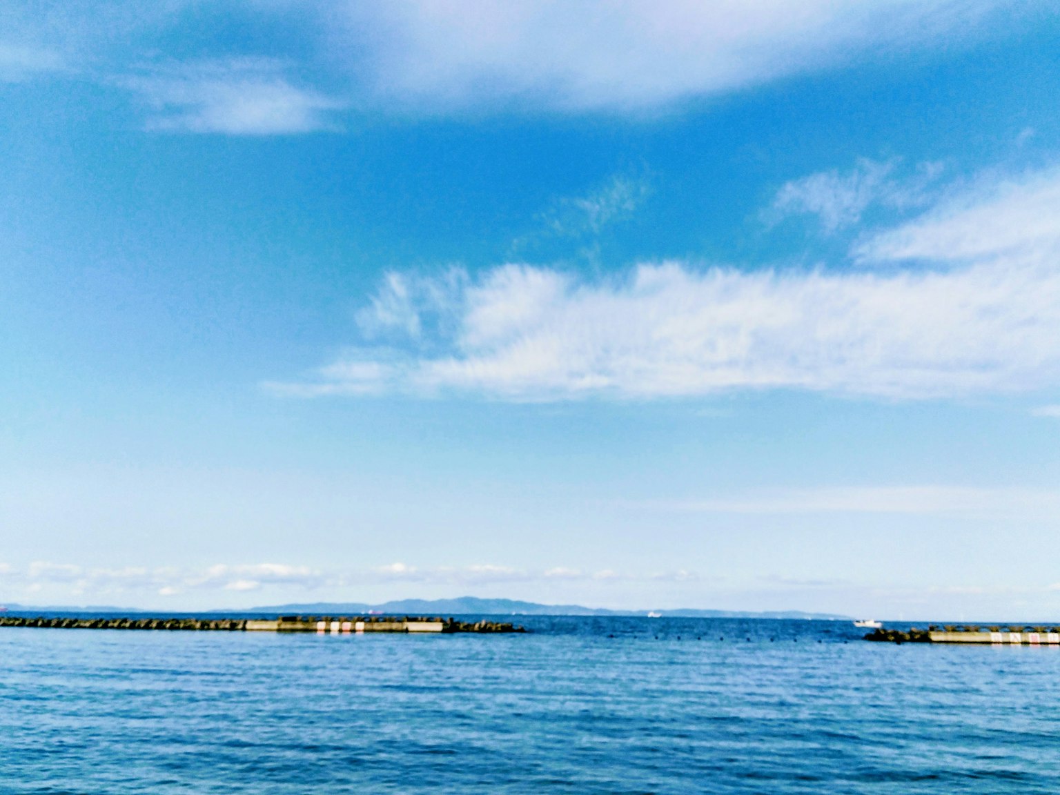 Paysage marin serein avec ciel bleu clair et vagues douces