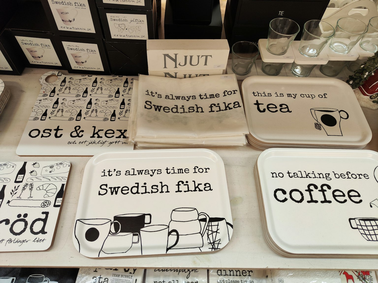 Khay và đồ dùng bàn ăn theo chủ đề fika Thụy Điển với văn bản vui nhộn