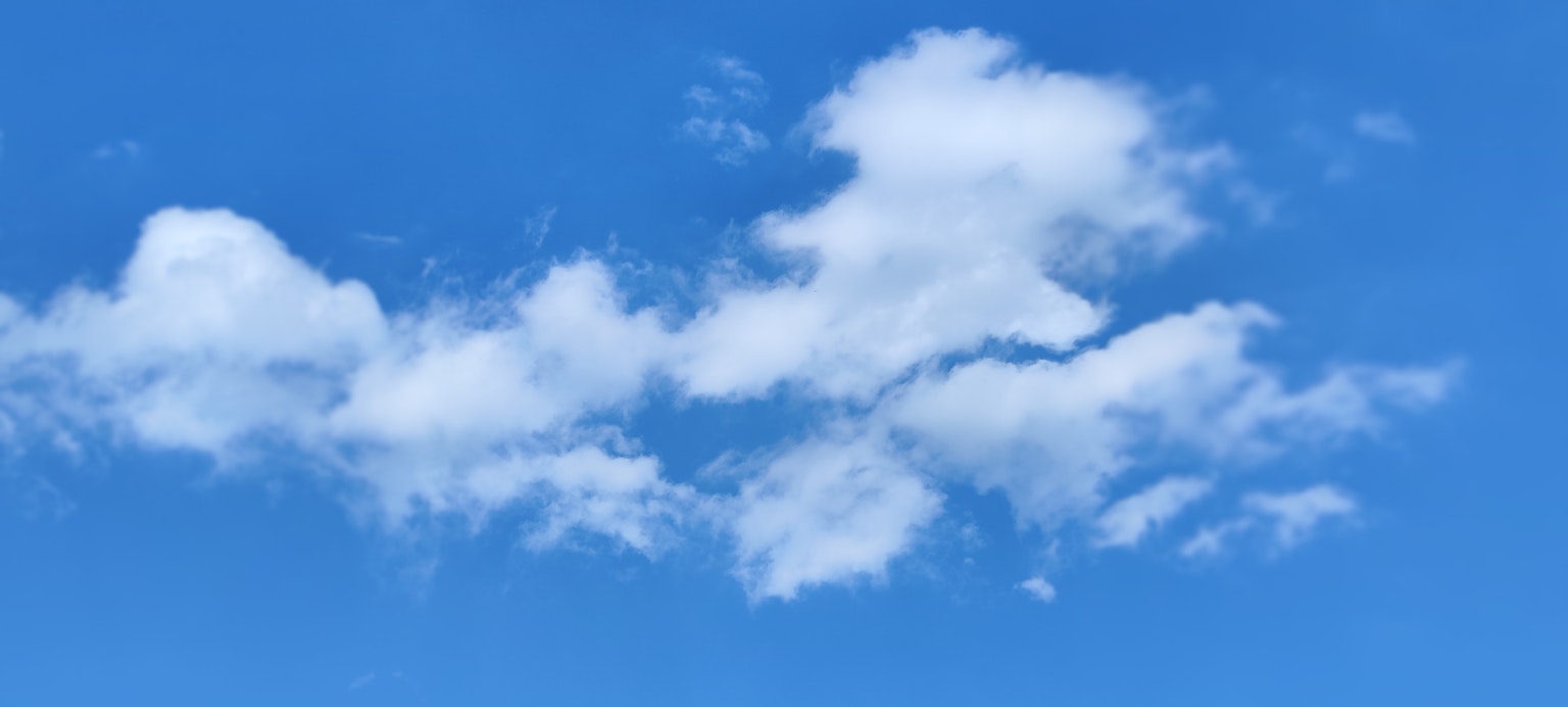 Nuvole bianche in un cielo blu chiaro
