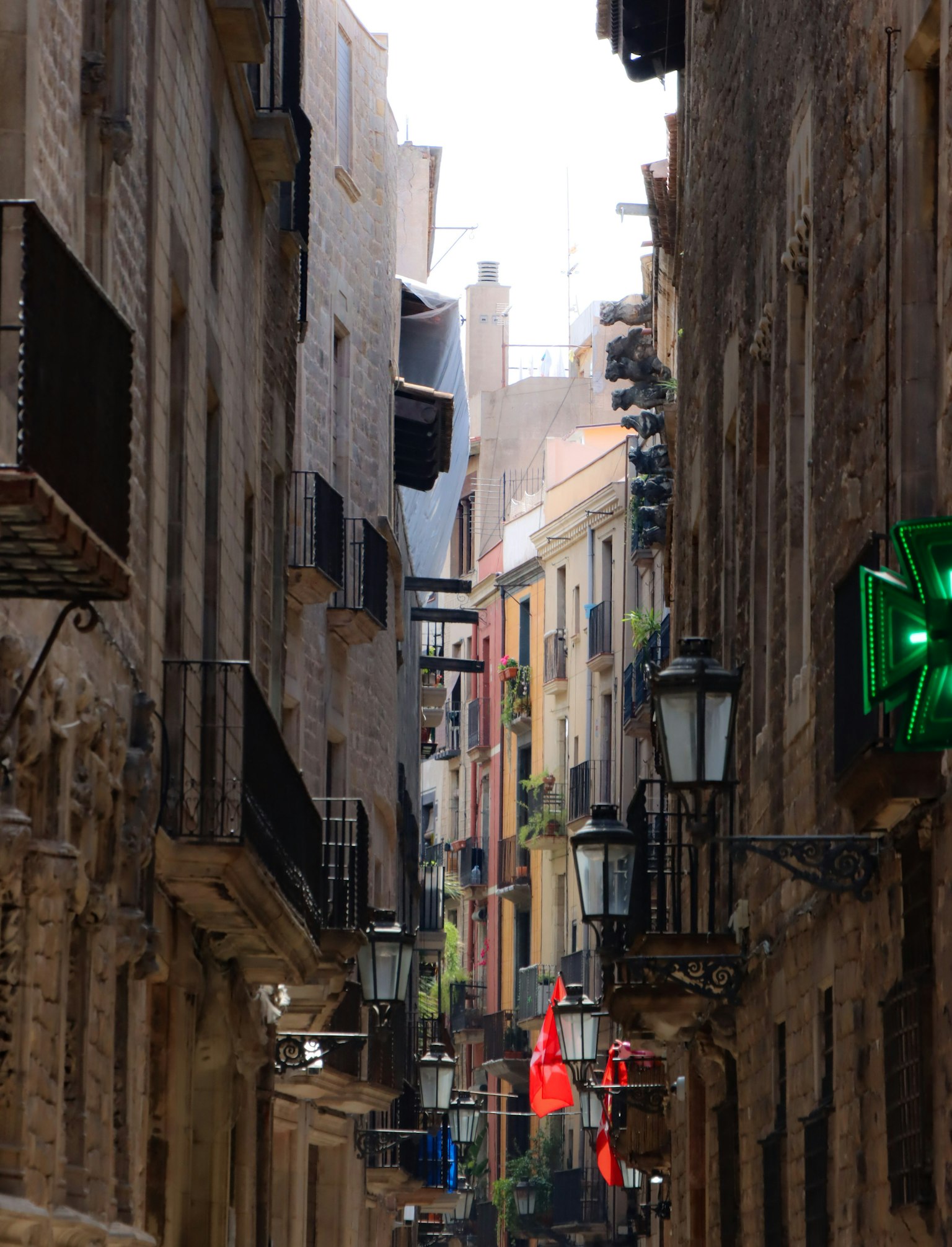 Enge Gasse mit alten Gebäuden und Laternen in Barcelona
