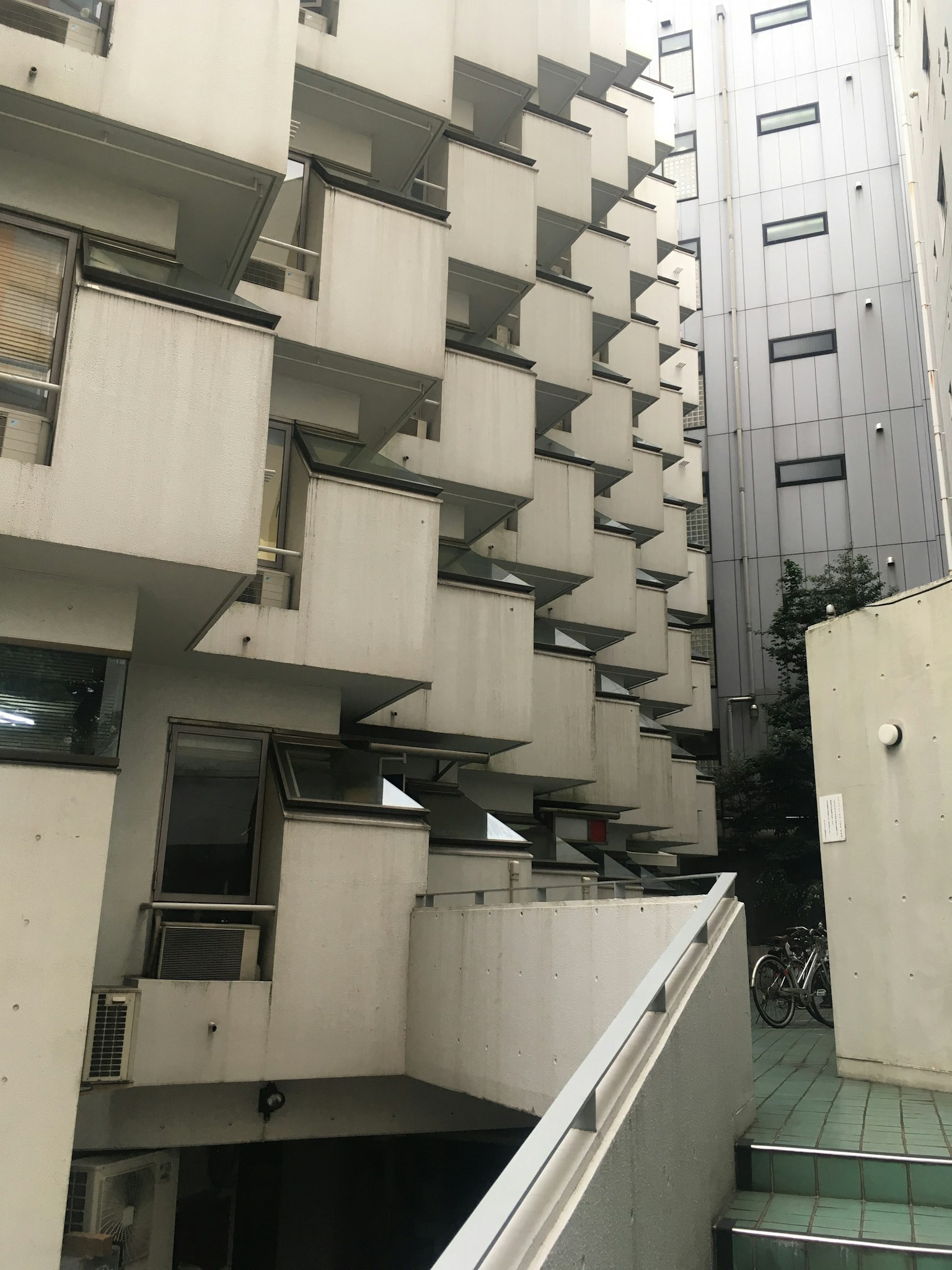 독특한 디자인의 발코니가 있는 도시 풍경