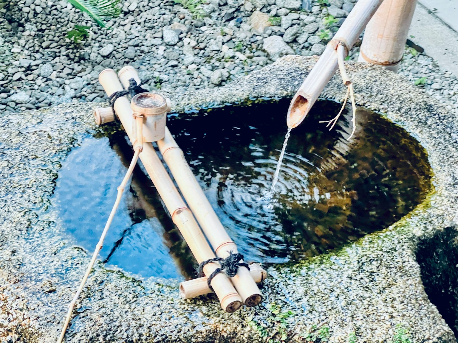 Bambuswassermerkmal mit kleinem Teich und fließendem Wasser