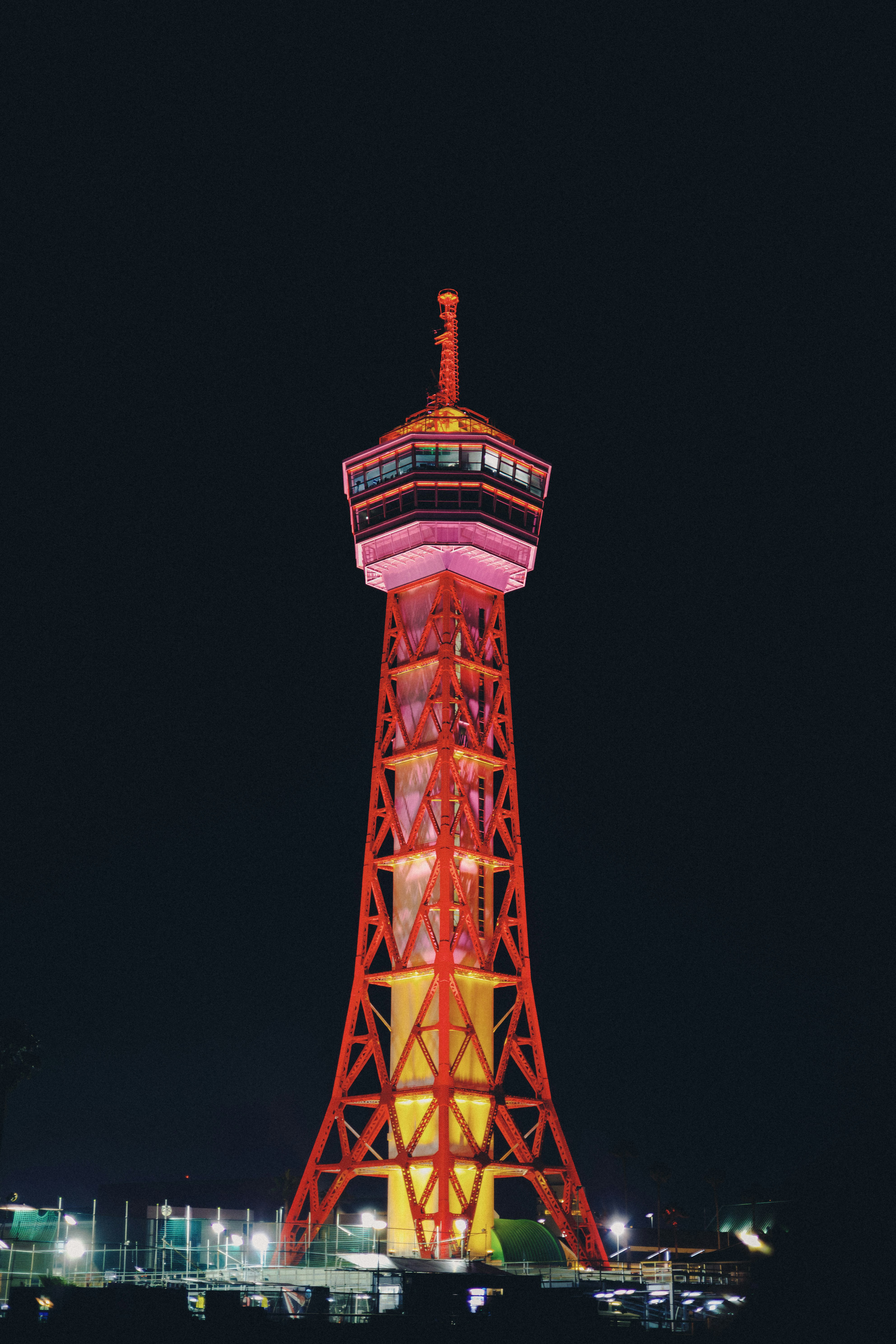 夜の福岡タワーの赤い展望塔