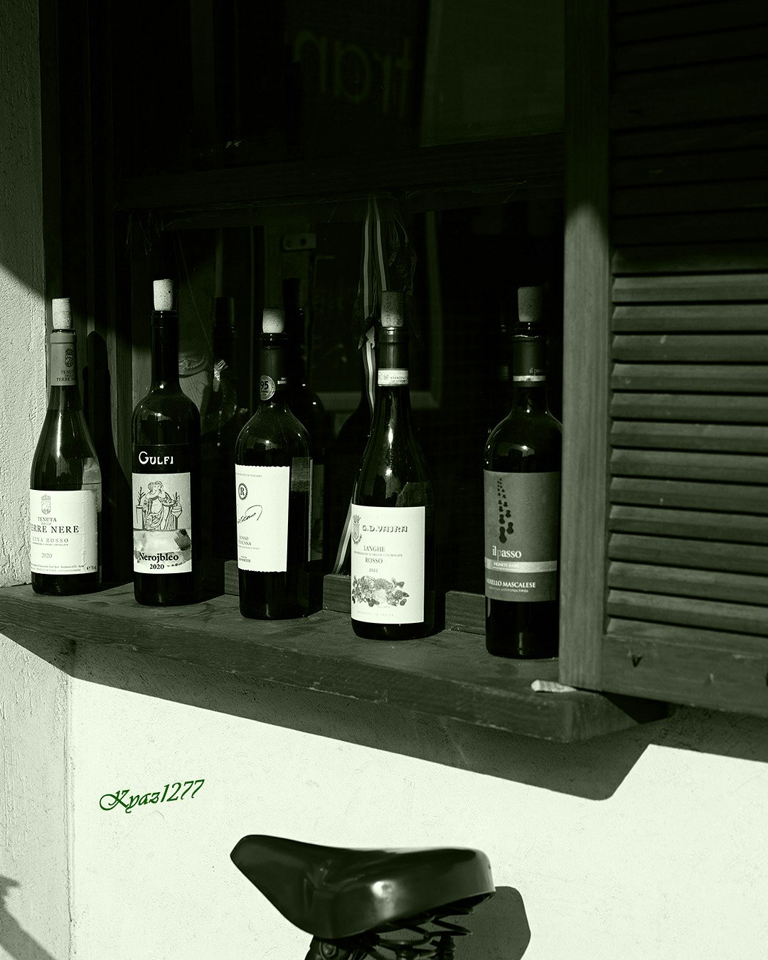 bouteilles de vin alignées devant un restaurant italien de quartier