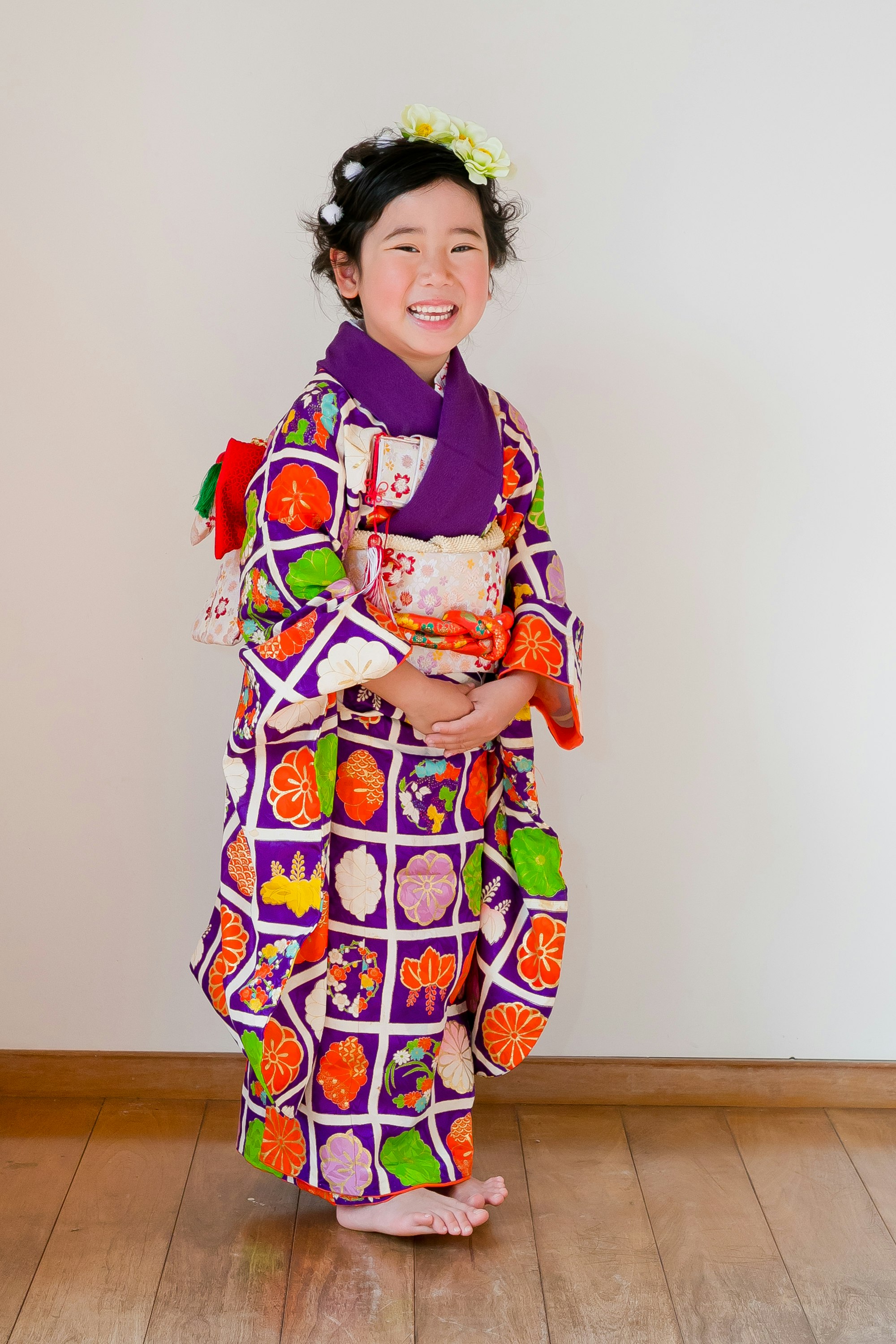 anak memakai kimono warna-warni dengan mahkota bunga