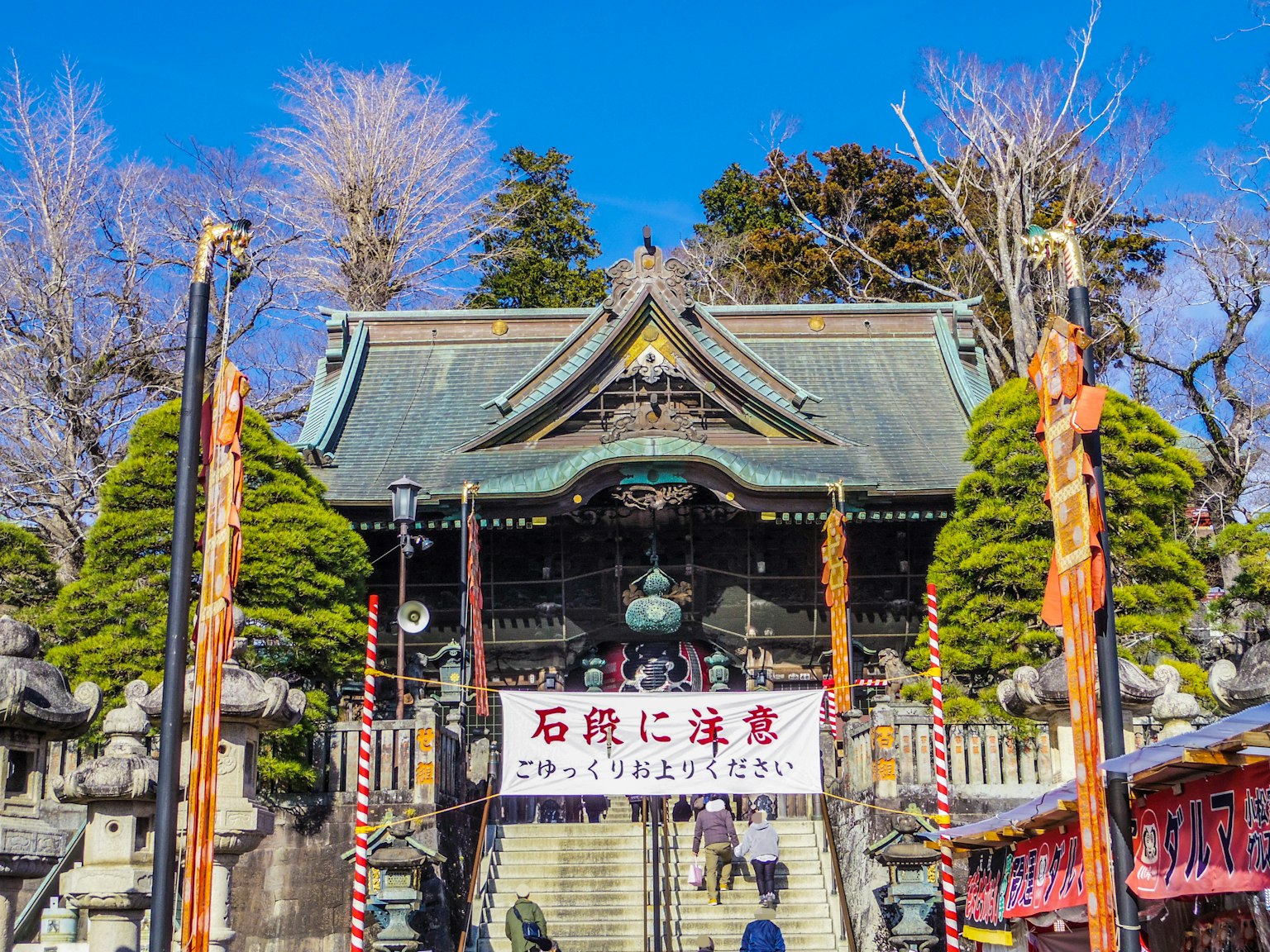神社の美しい建物と青い空に囲まれた景色