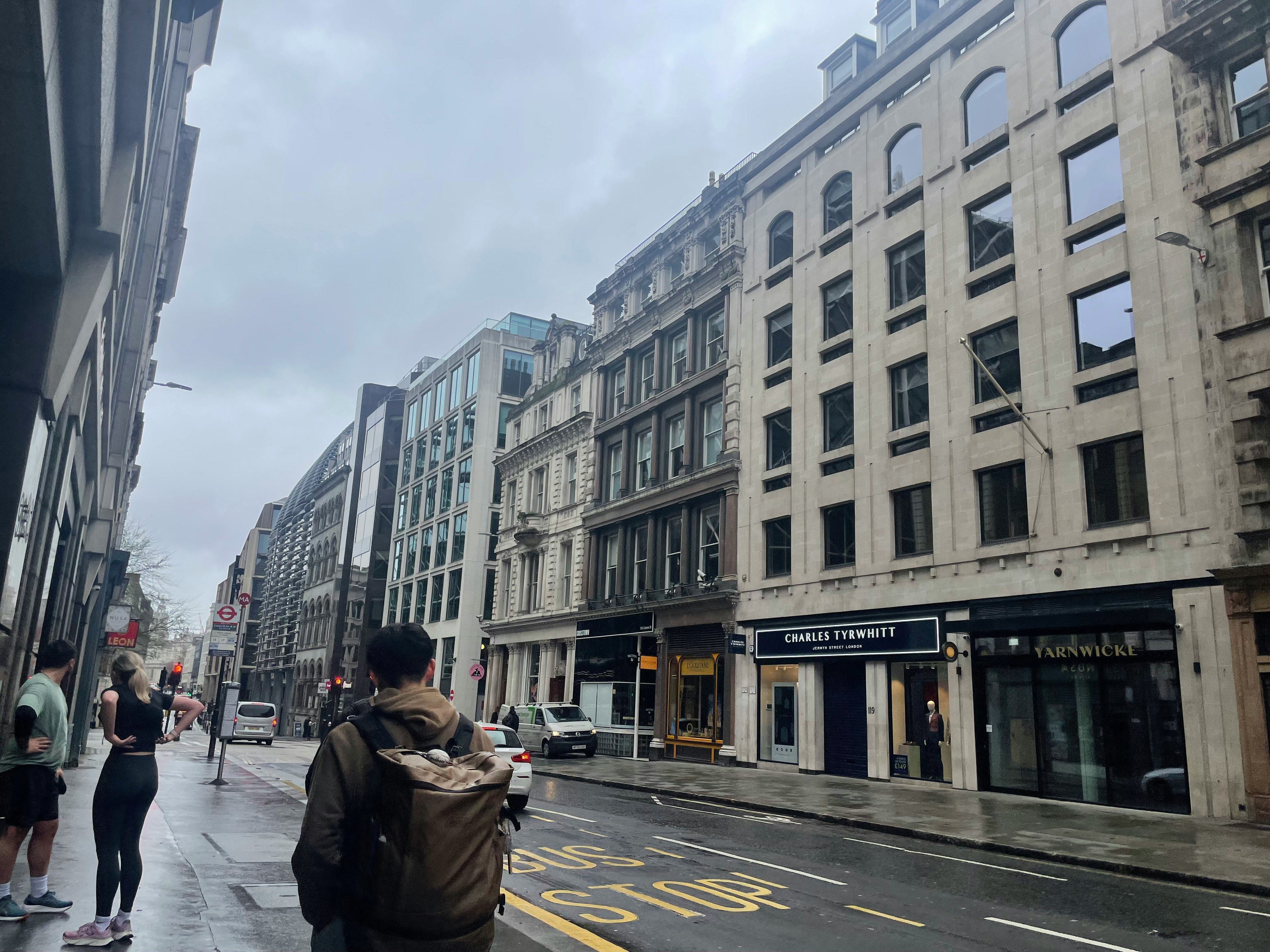 ロンドンの街角に並ぶ石造りのビルと歩道
