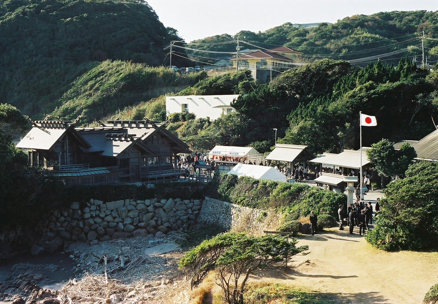 日本传统建筑与国旗的风景