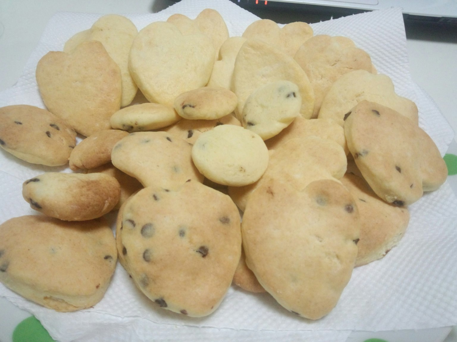 Un tas de biscuits de différentes formes et tailles, certains avec des pépites de chocolat