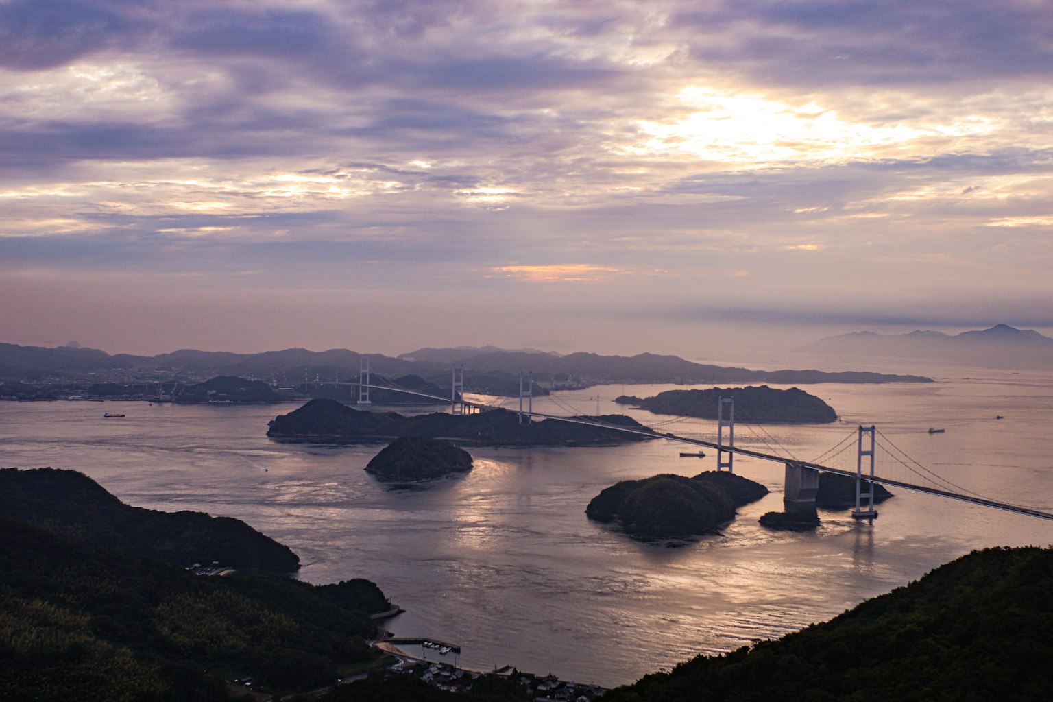 日落时分的岛屿和桥的美景