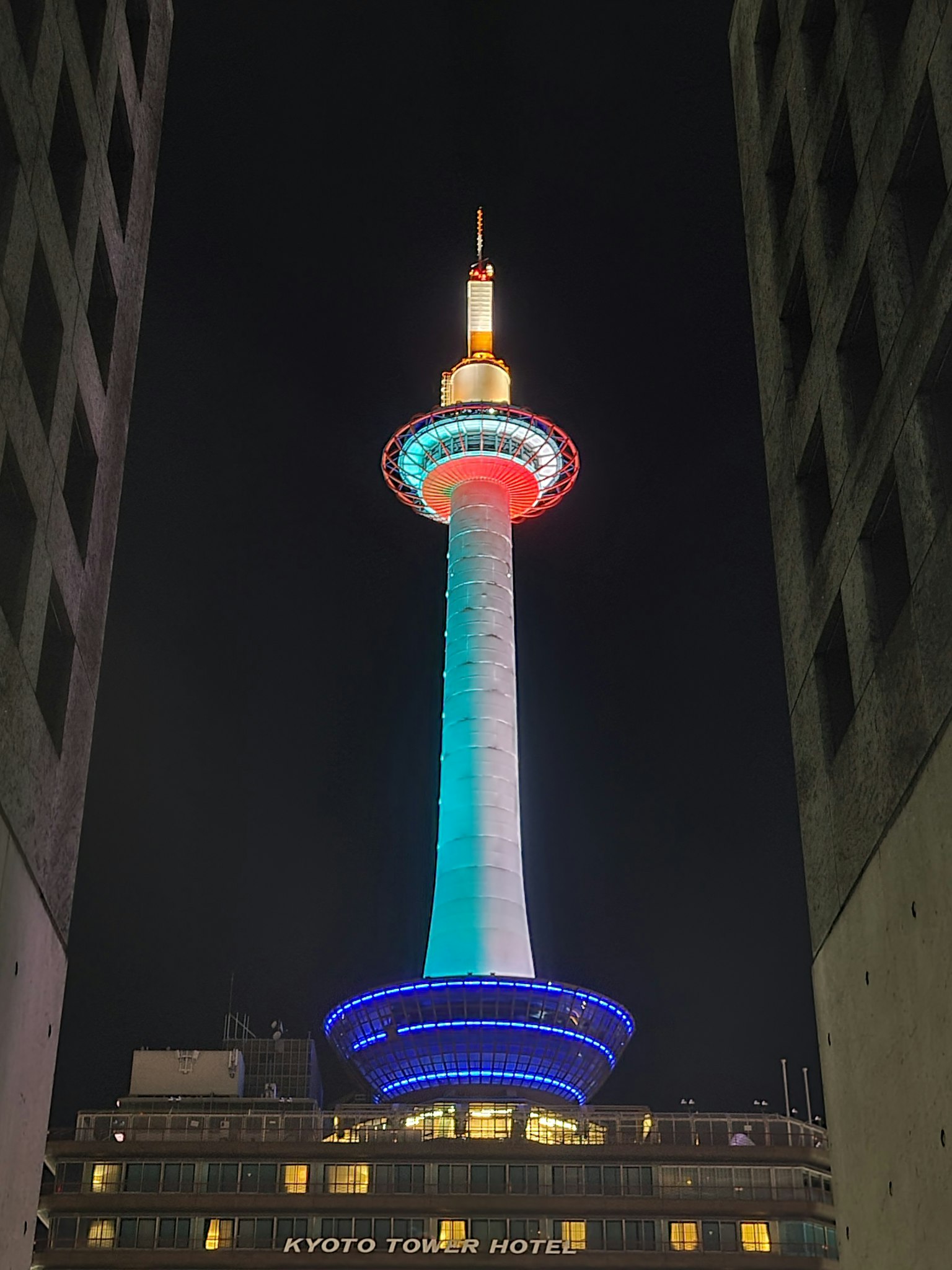 Bella vista della torre di Kyoto illuminata di notte