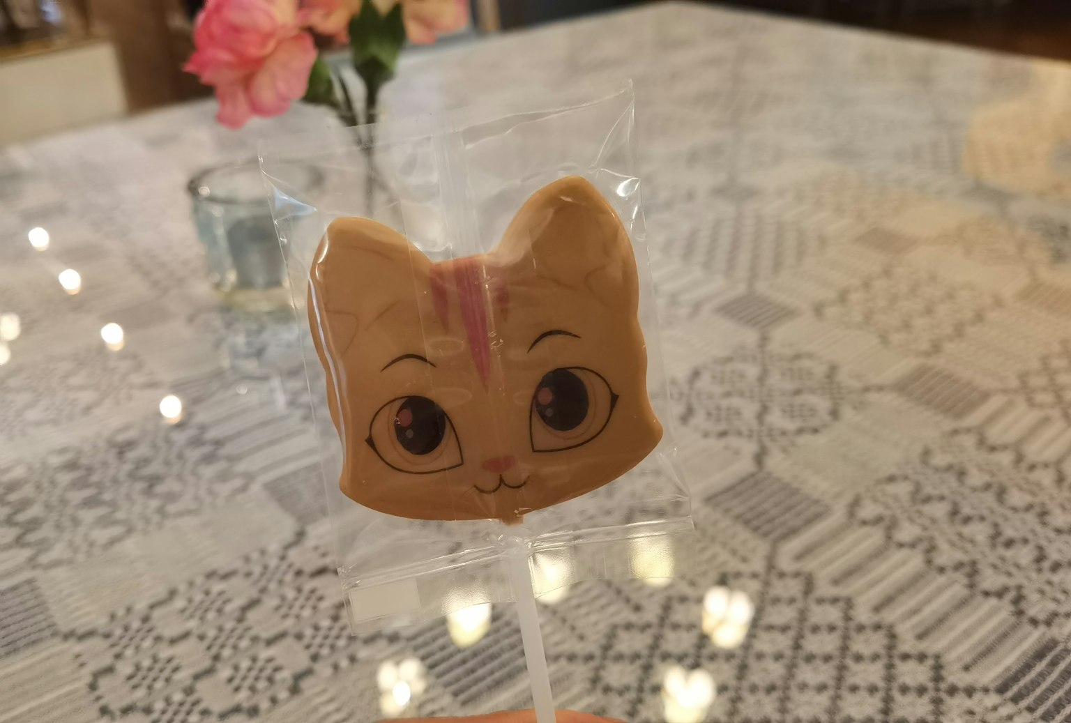 Biscuit en forme de tête de chat avec des yeux et des oreilles mignons sur une table