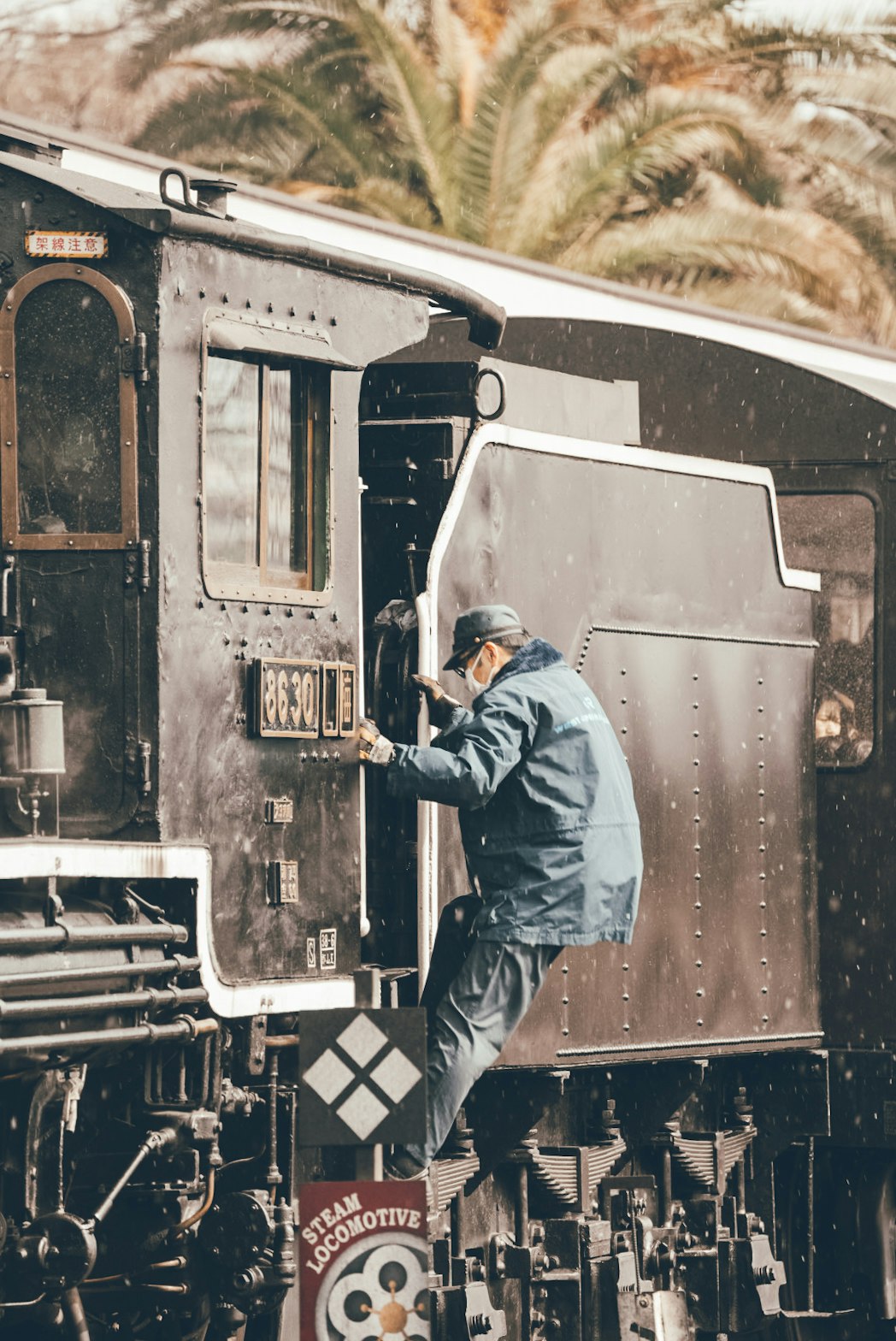 Ein Mitarbeiter greift nach einem Zug im Kyoto Railway Museum