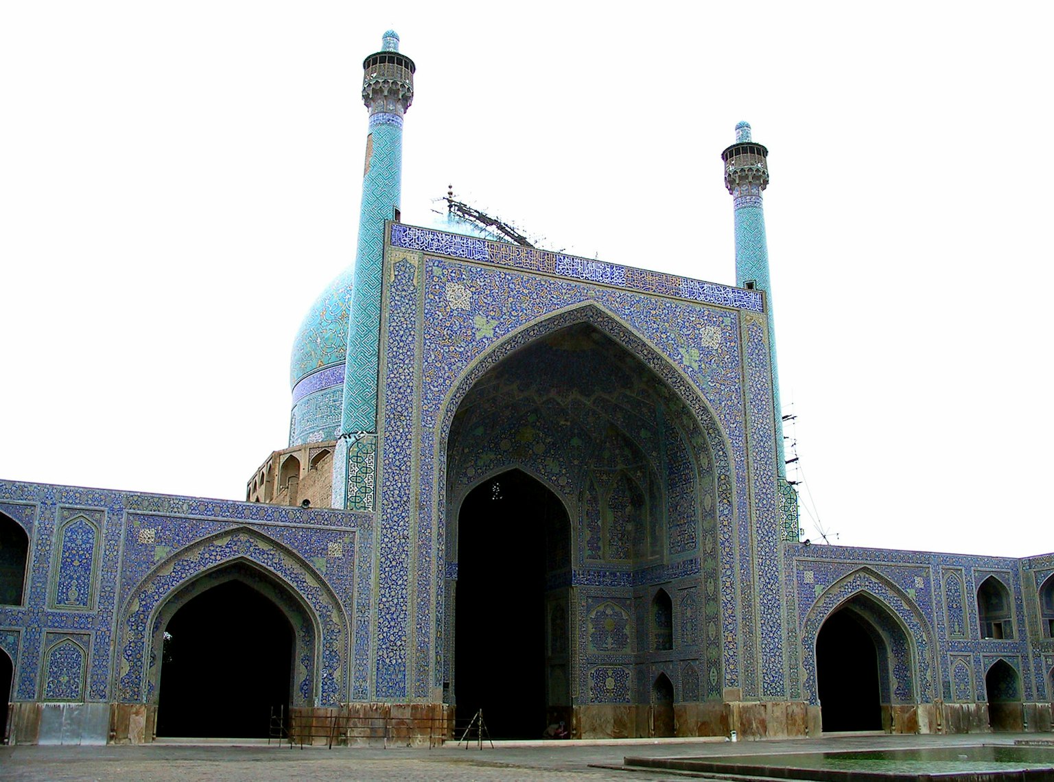 Bangunan indah di Iran yang dihiasi dengan mozaik biru, menampilkan lengkungan besar dan menara