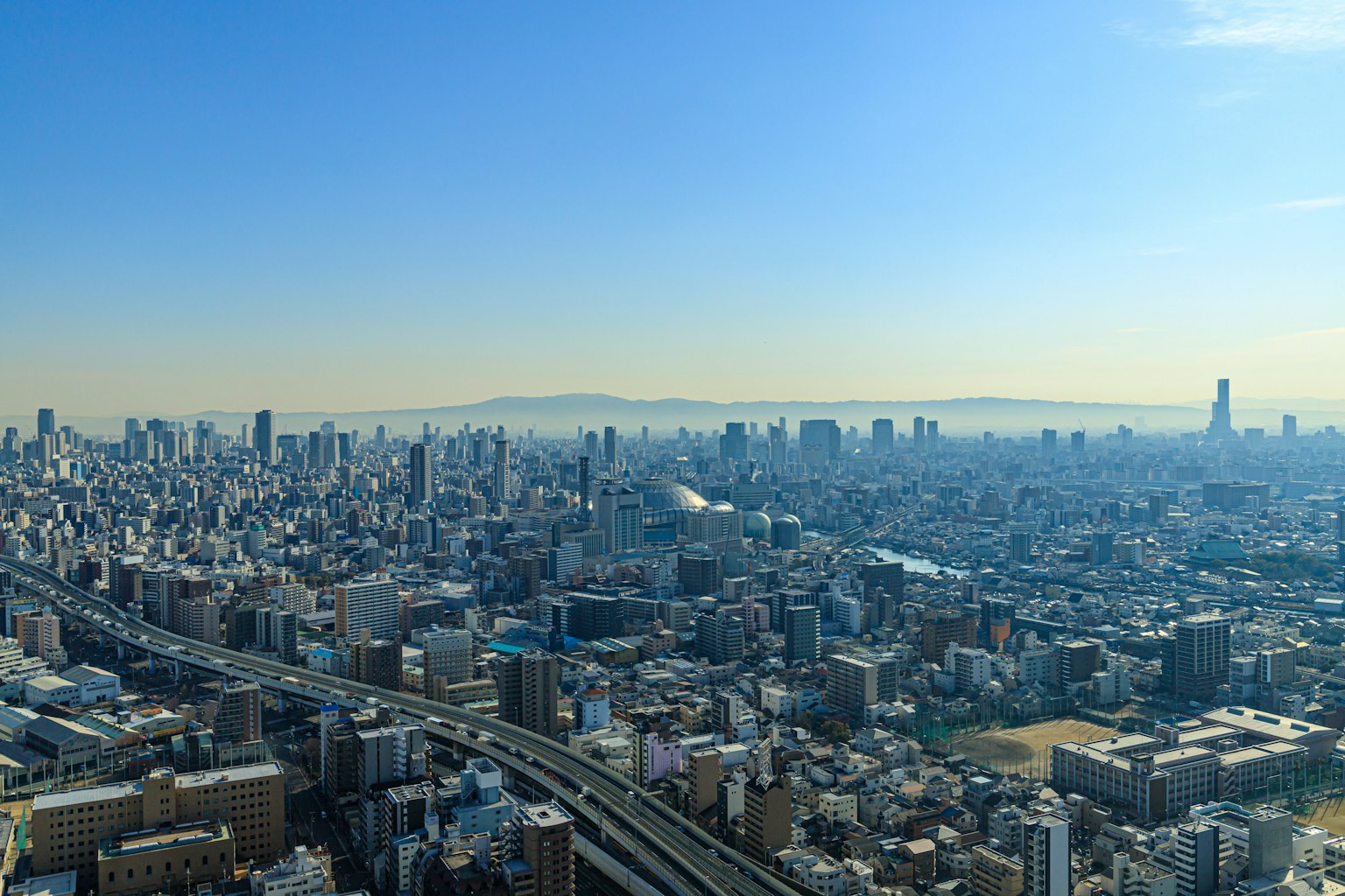城市全景，高樓和晴朗藍天