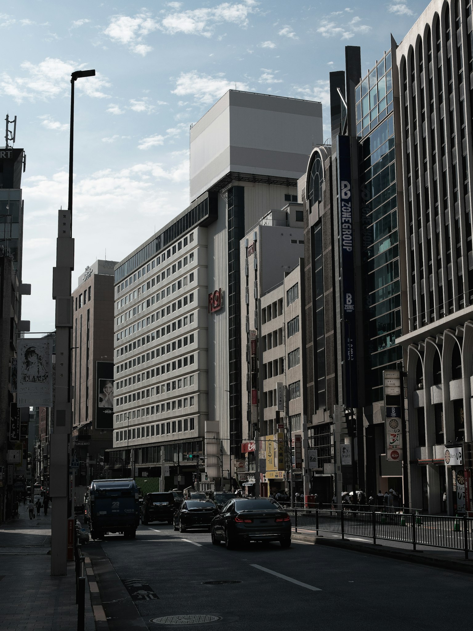 Stadtansicht mit modernen Gebäuden und Fahrzeugen
