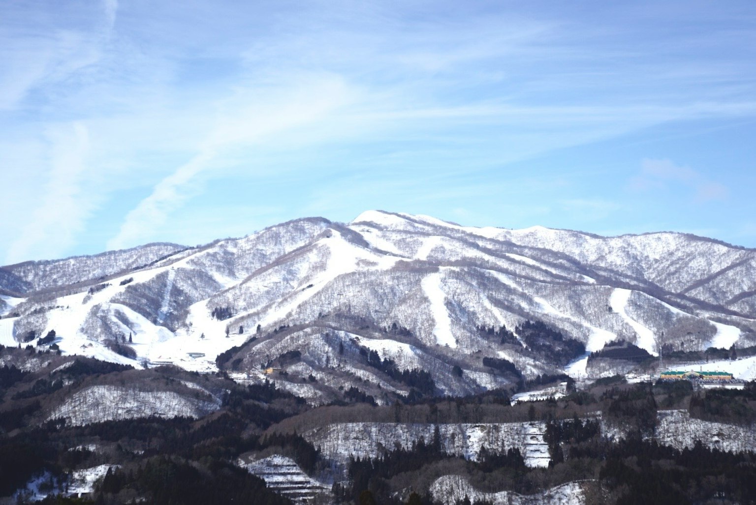 Montagne innevate sotto un cielo blu