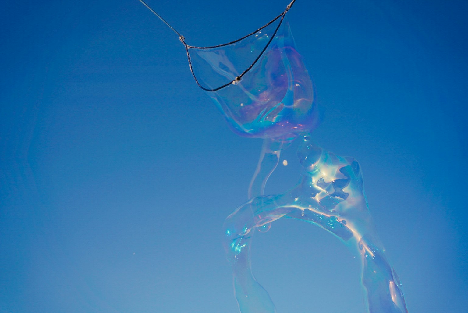 Grande œuvre d'art en savon contre un ciel bleu clair
