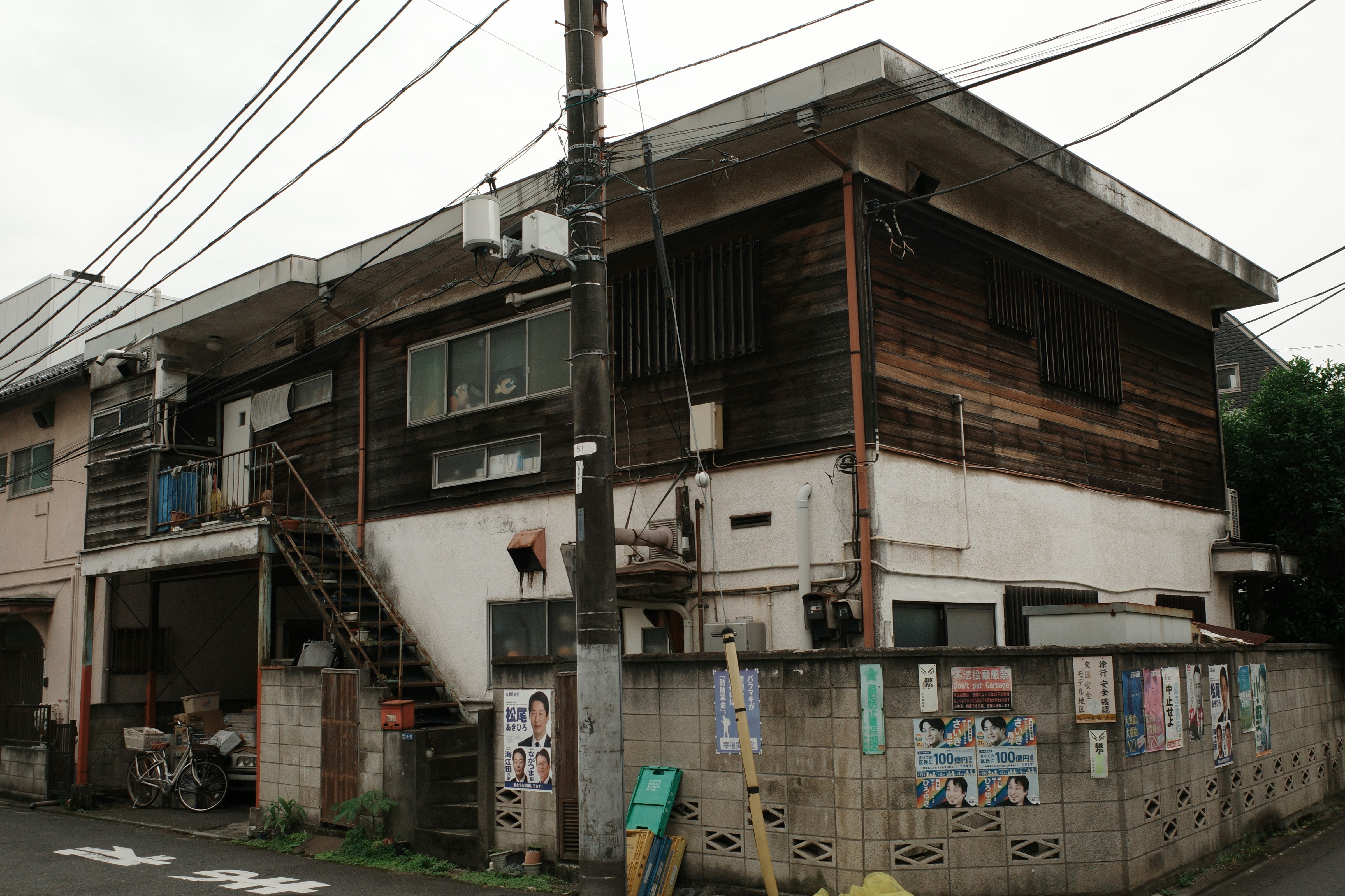 老木質建築與店招牌的巷弄商鋪外觀