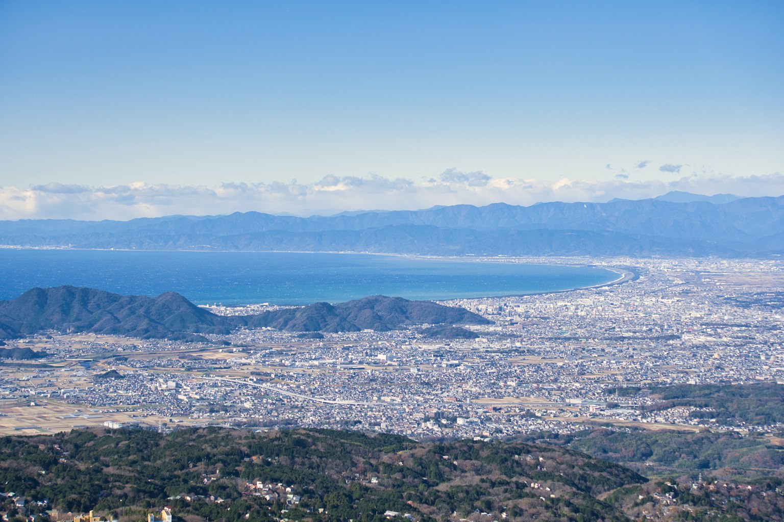 Vista panorámica de una ciudad con un hermoso océano y montañas de fondo