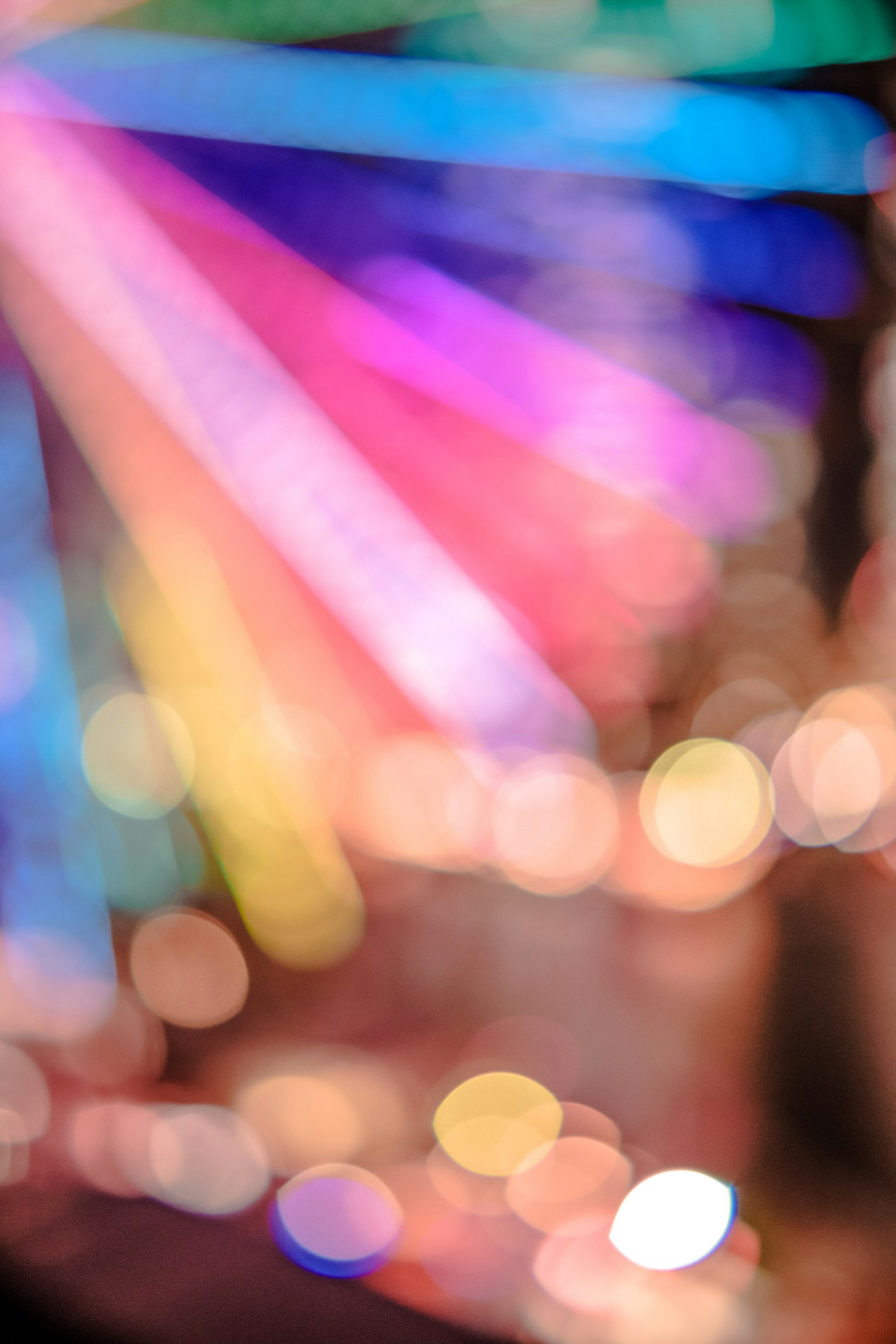 Imagen borrosa de una noria colorida con luces vibrantes