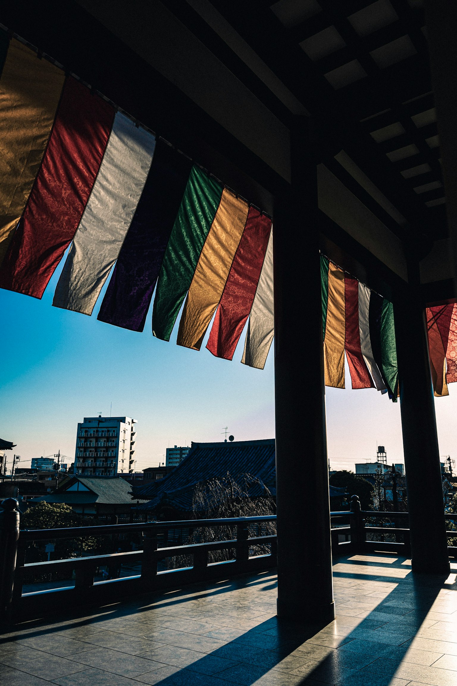 Vista dall'interno di un edificio con bandiere colorate