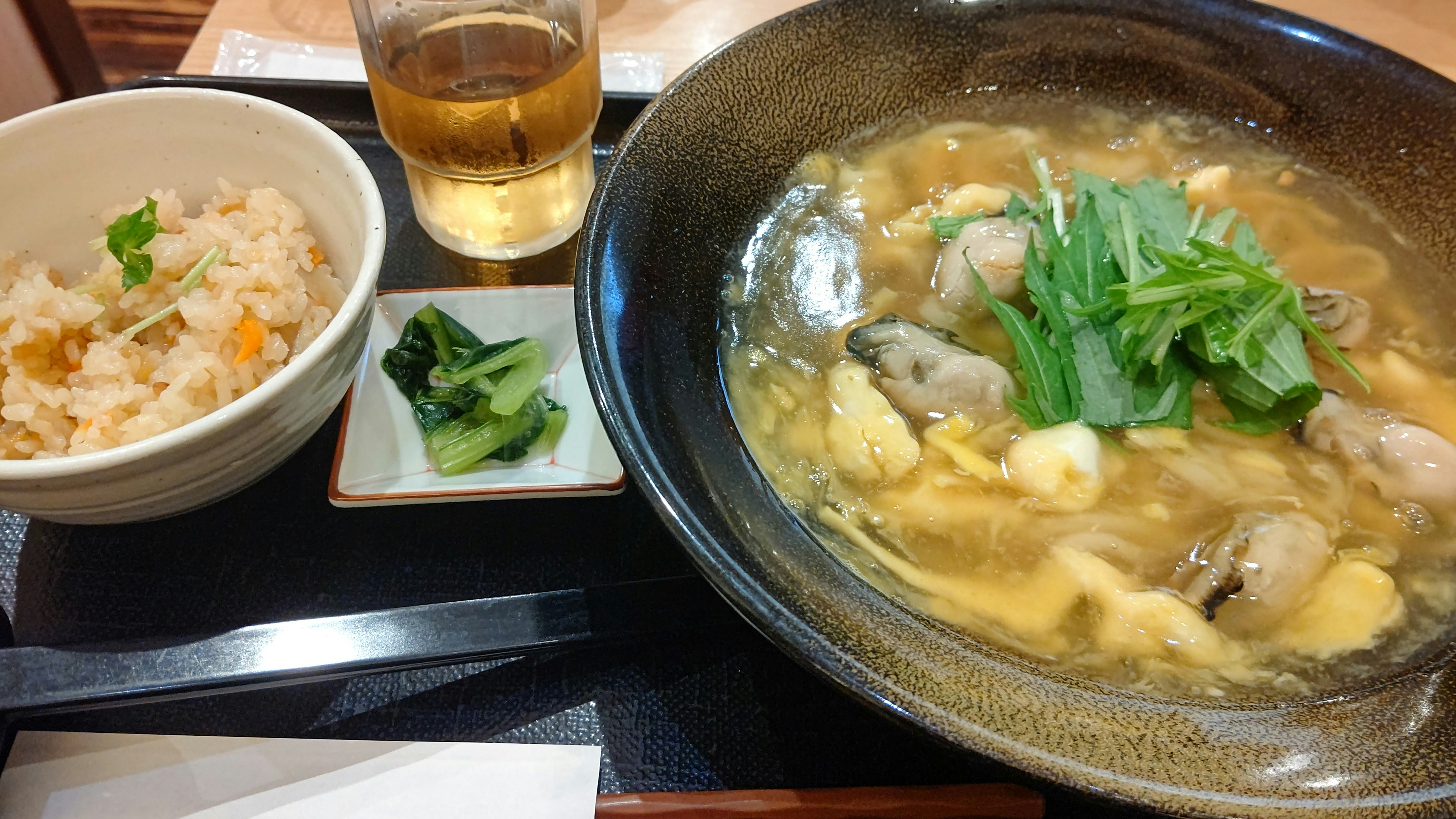器に盛られたスープとご飯のセット