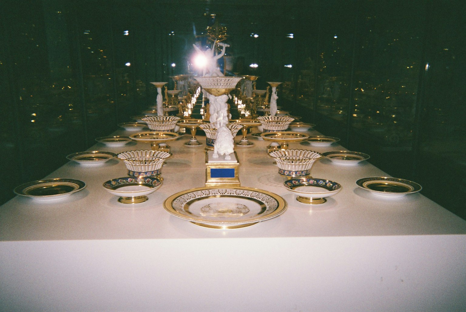 Tavolo espositivo di stoviglie dorate ornate