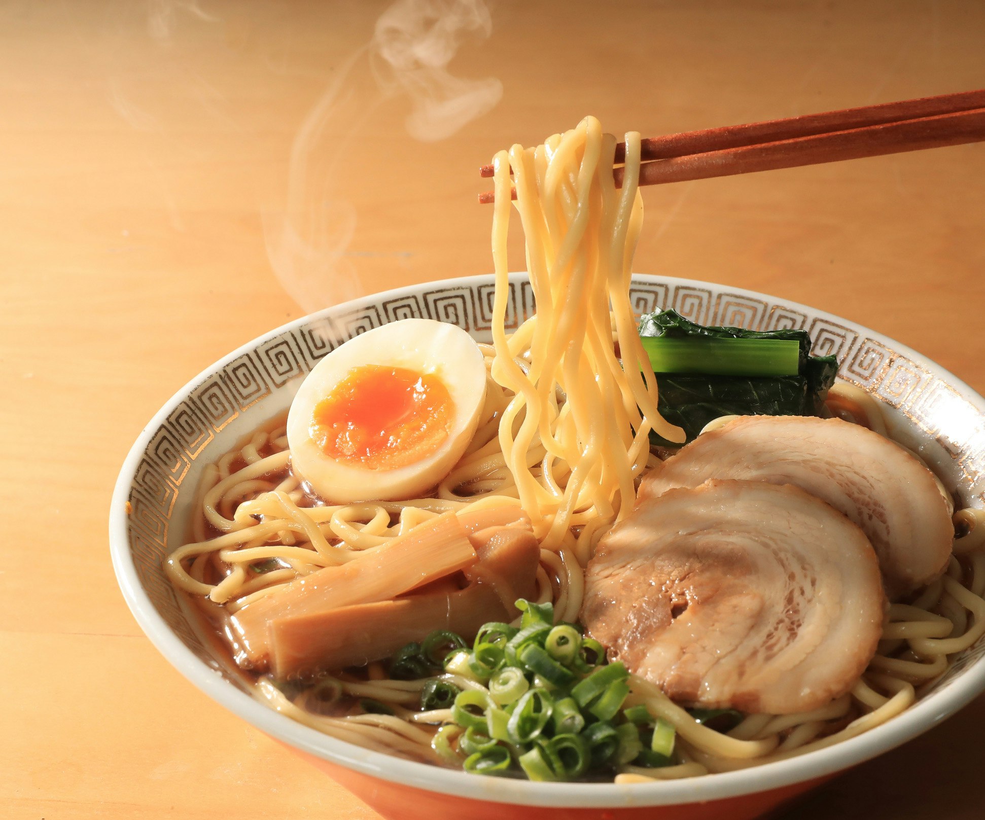 しょうゆラーメンの湯気立つ一杯