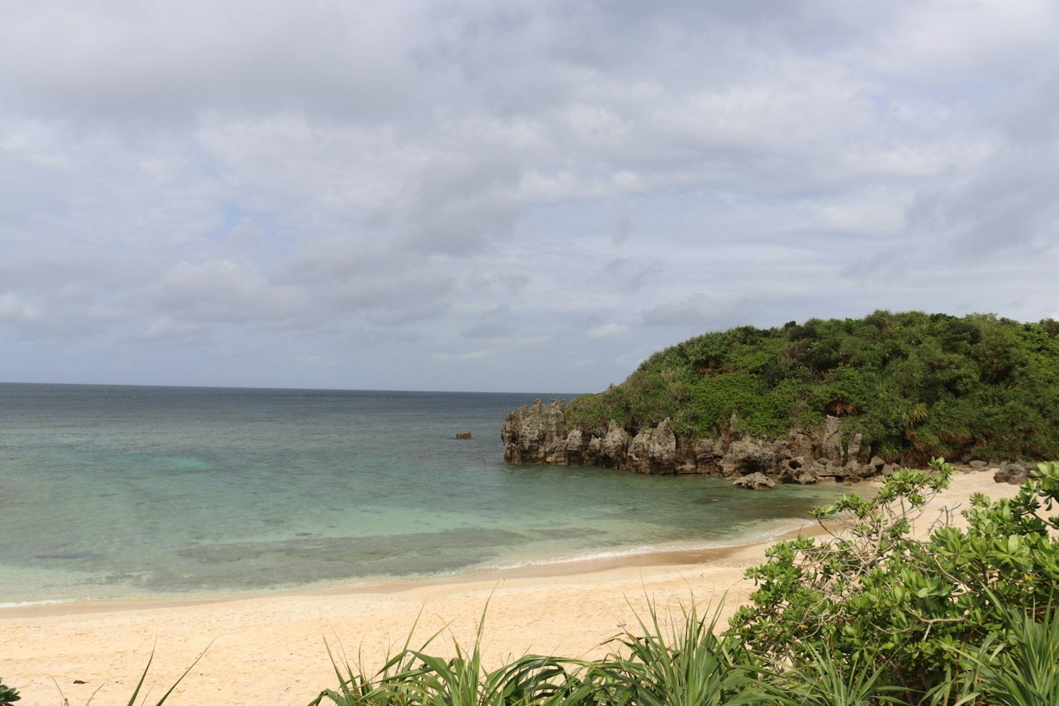 ทิวทัศน์ชายหาดที่สวยงามพร้อมมหาสมุทรสีน้ำเงินและชายหาดสีขาว