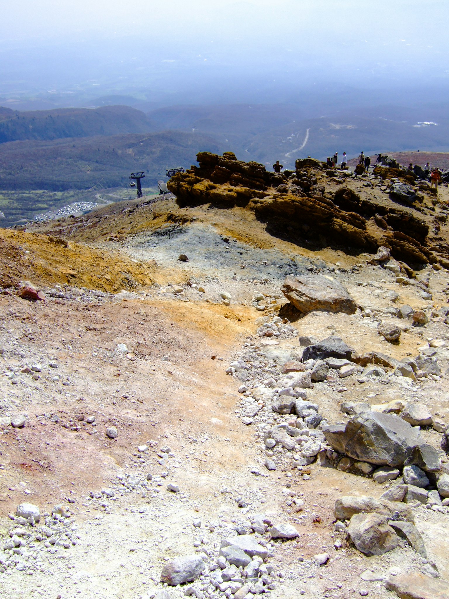 火山小徑和周圍風景的圖片