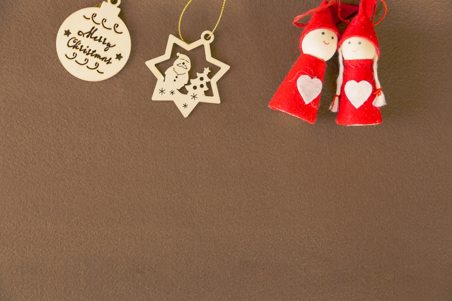 Dekorasi Natal yang hangat dengan ornamen merah dan gantungan berbentuk bintang dari kayu