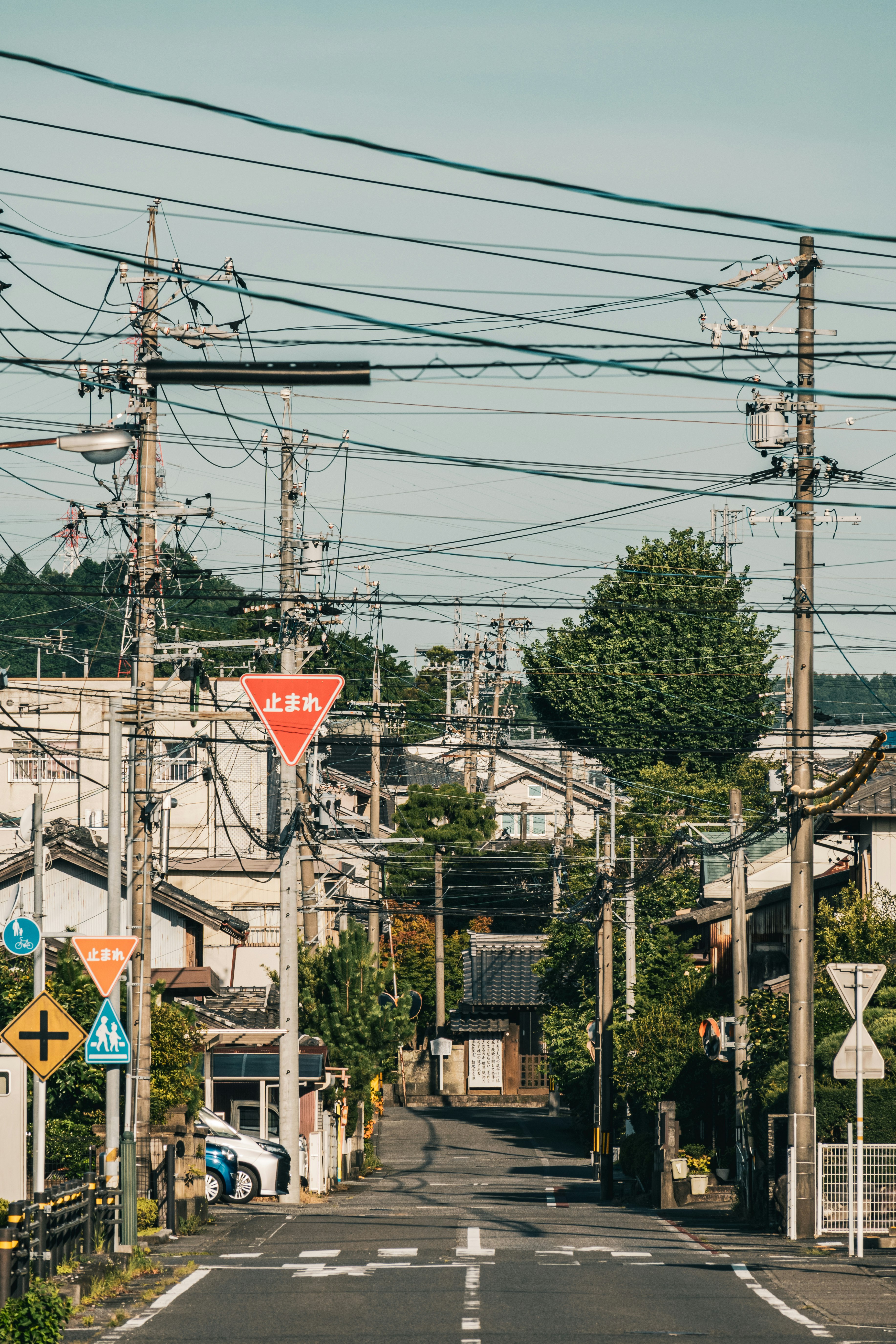 日本安静的住宅街道 交错的电线和交通标志