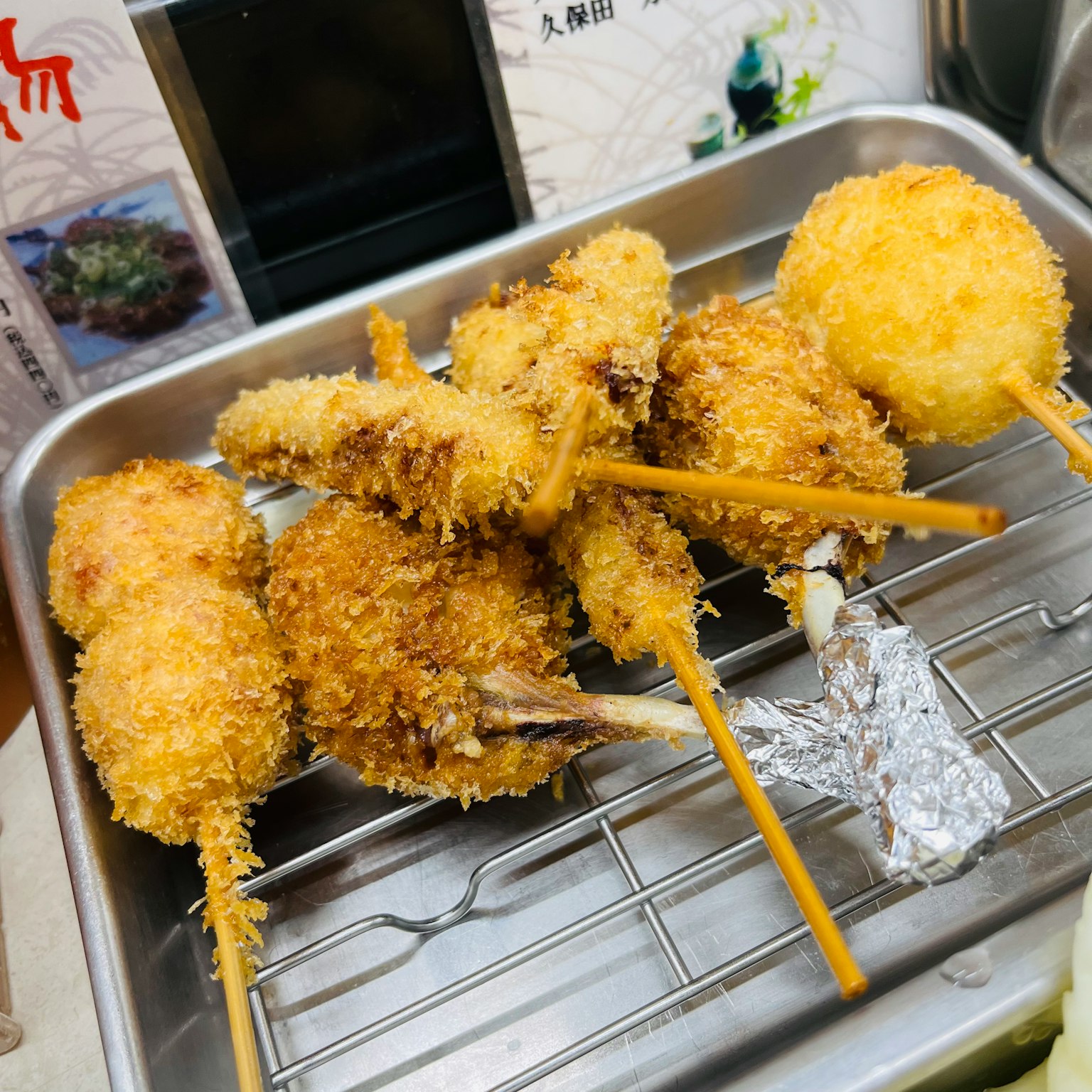 Un piatto di cibo fritto su stecchi con diverse forme e consistenze