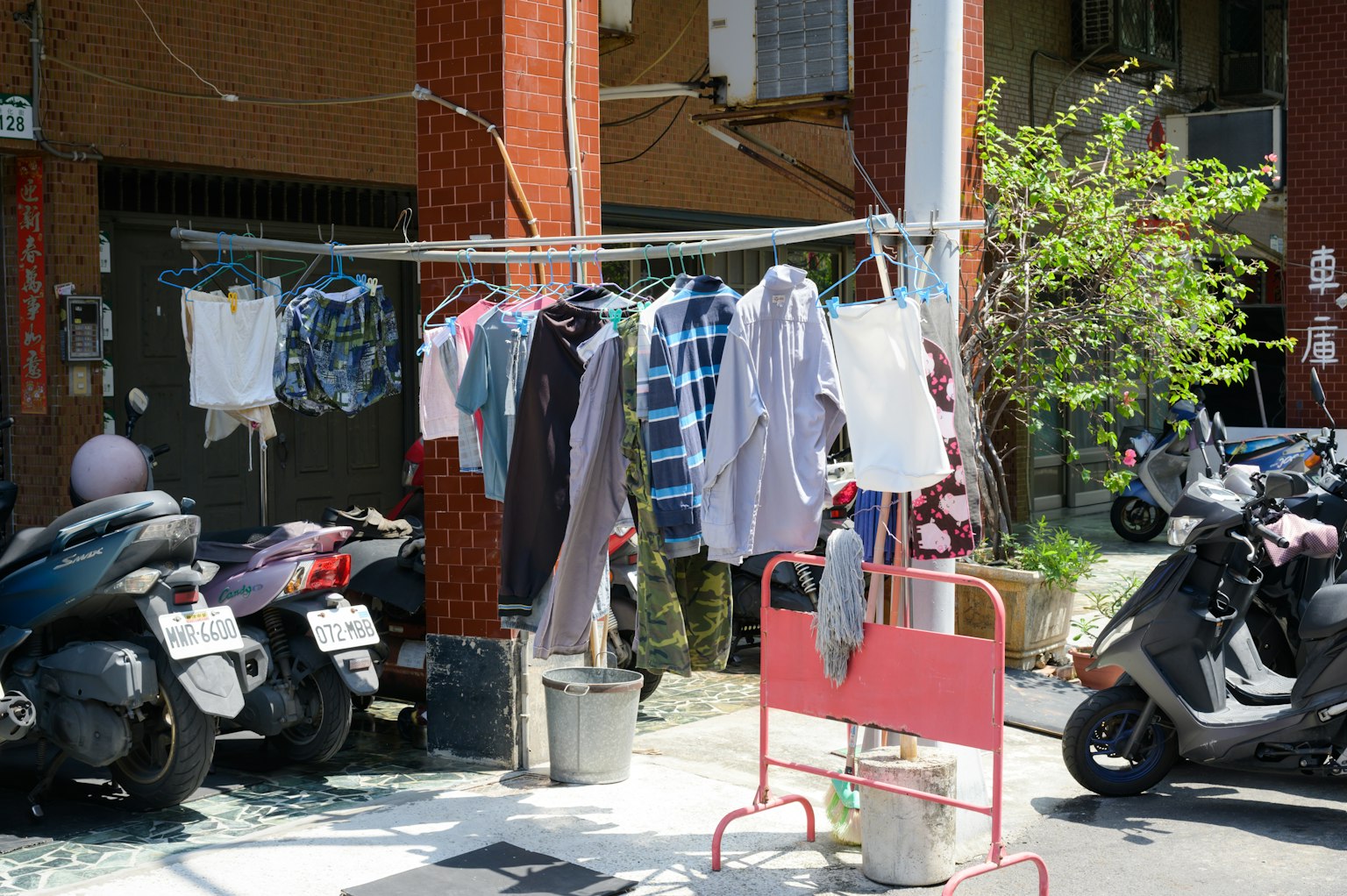 洗濯物が干された屋外の風景 バイクが並ぶ