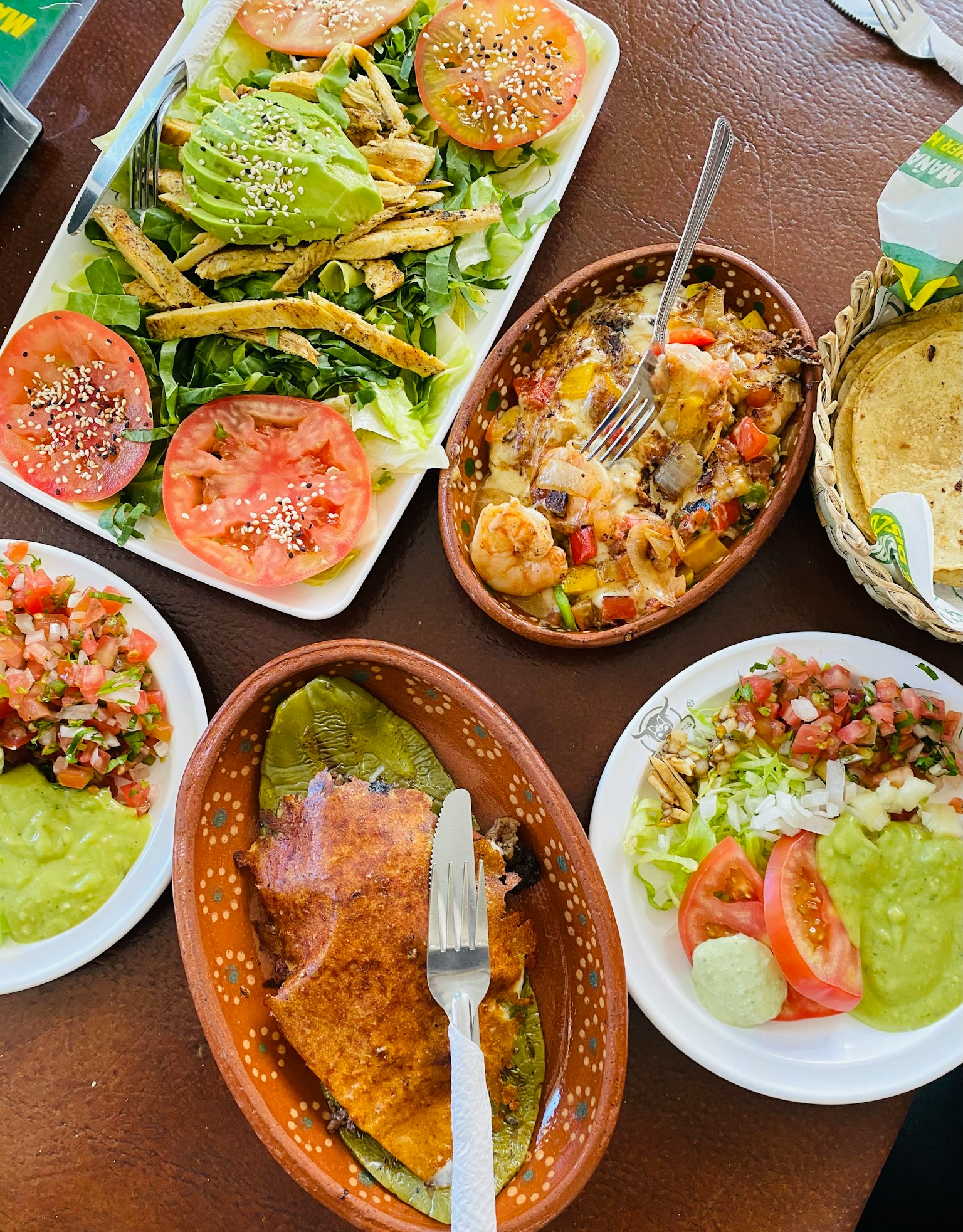 Une présentation colorée de plats mexicains disposés sur une table