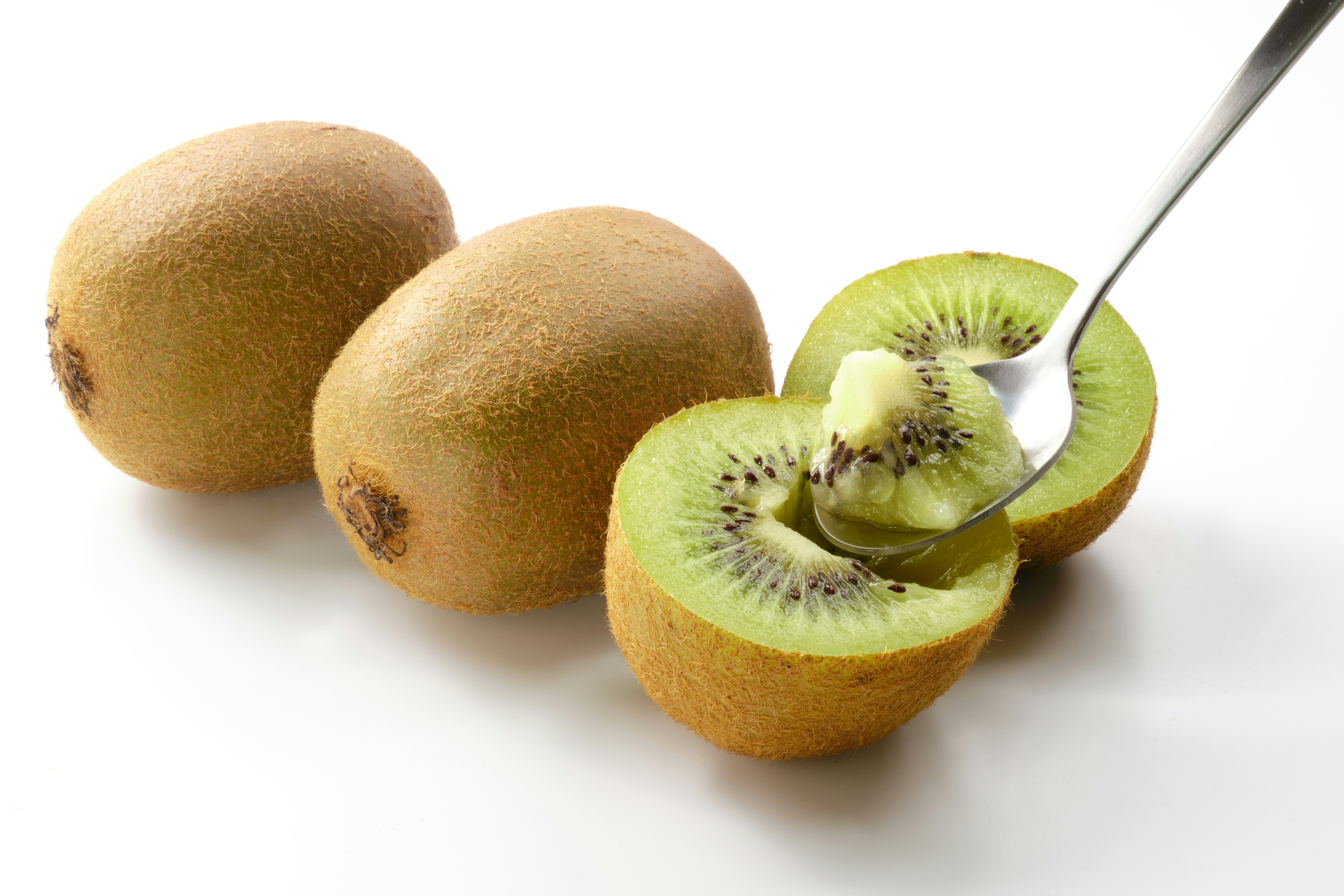 irisan kiwi dan buah utuh