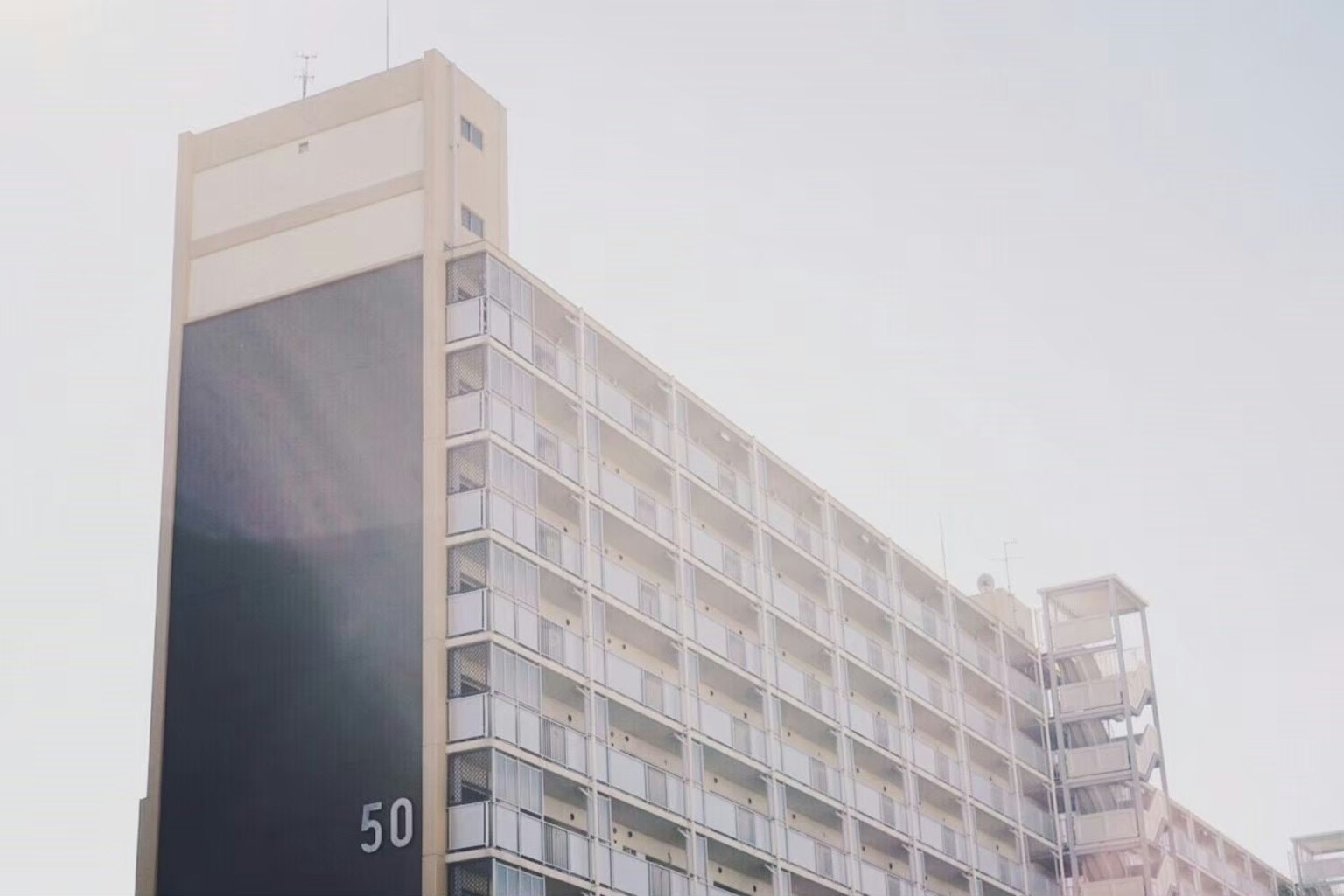 建筑外观与蓝天背景，显示数字50