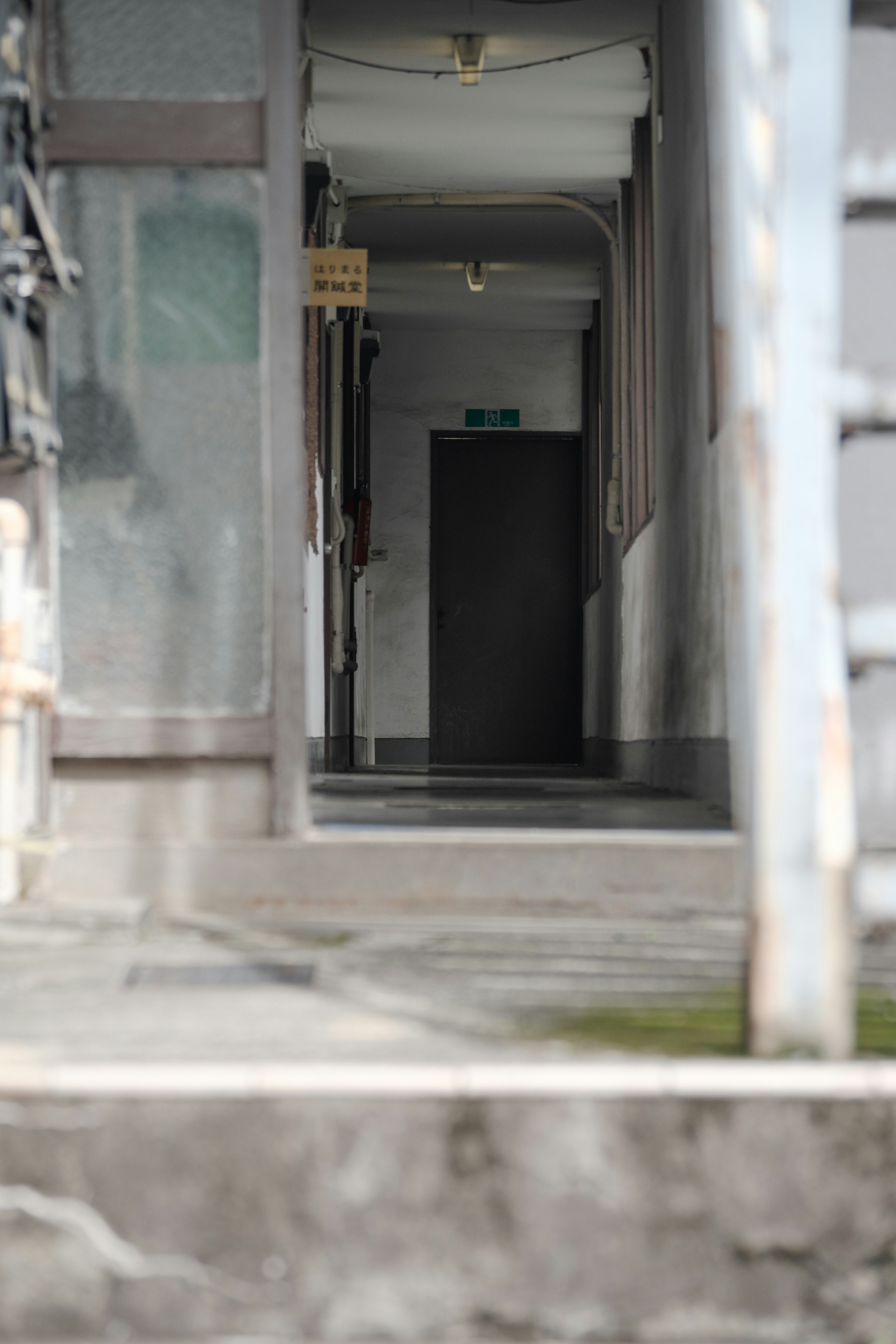 アパートの廊下の奥行きある通路の画像