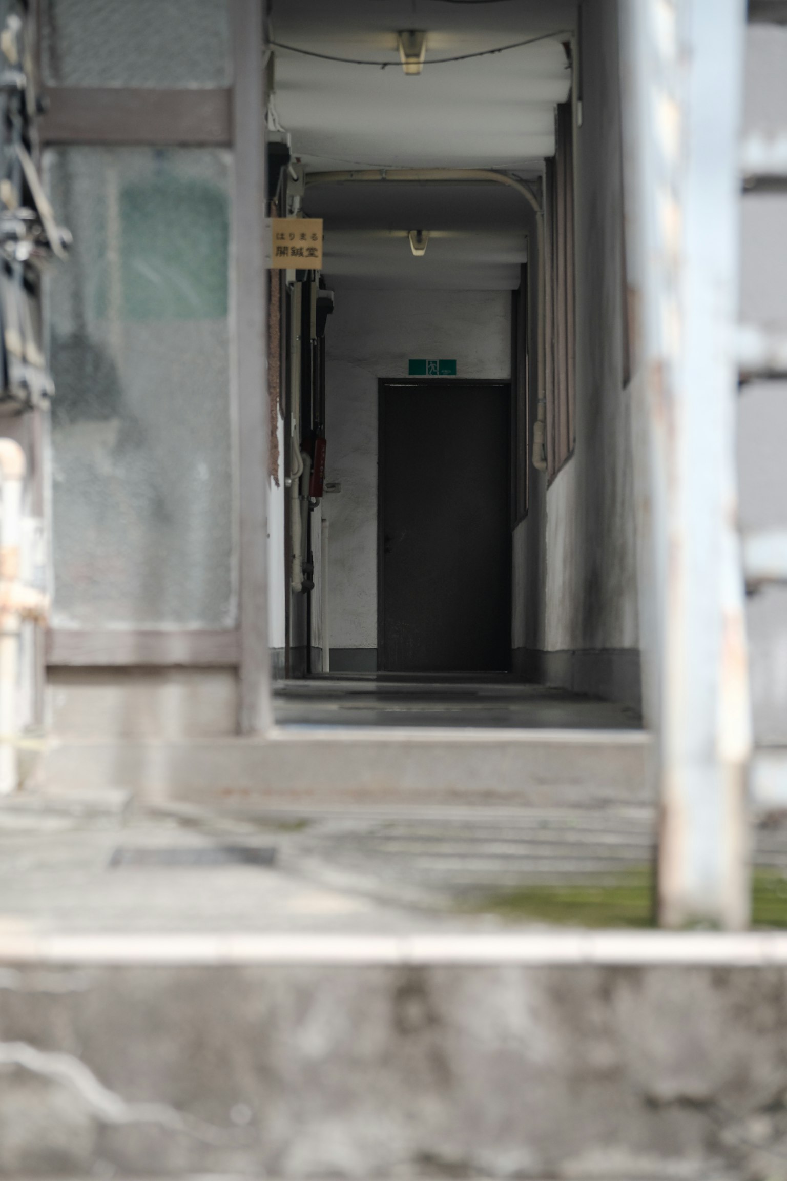 Foto di un corridoio con una porta scura che crea un'atmosfera tranquilla