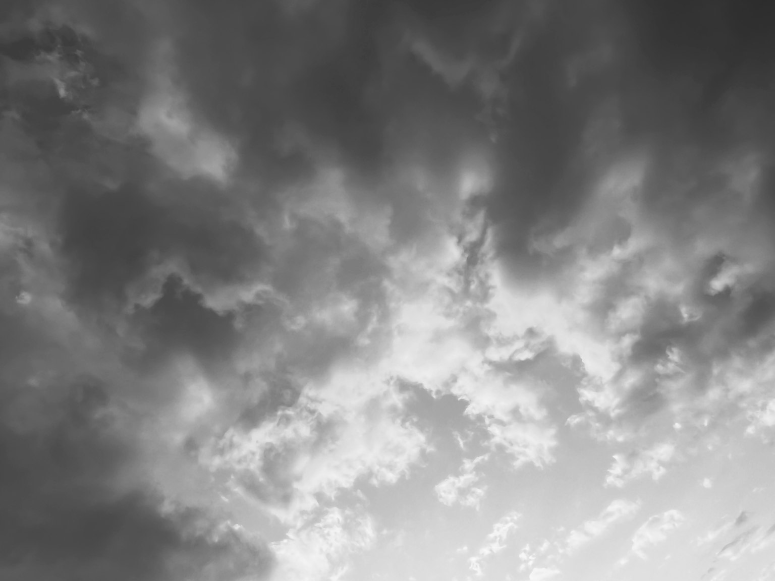 Awan hitam putih di langit dramatis