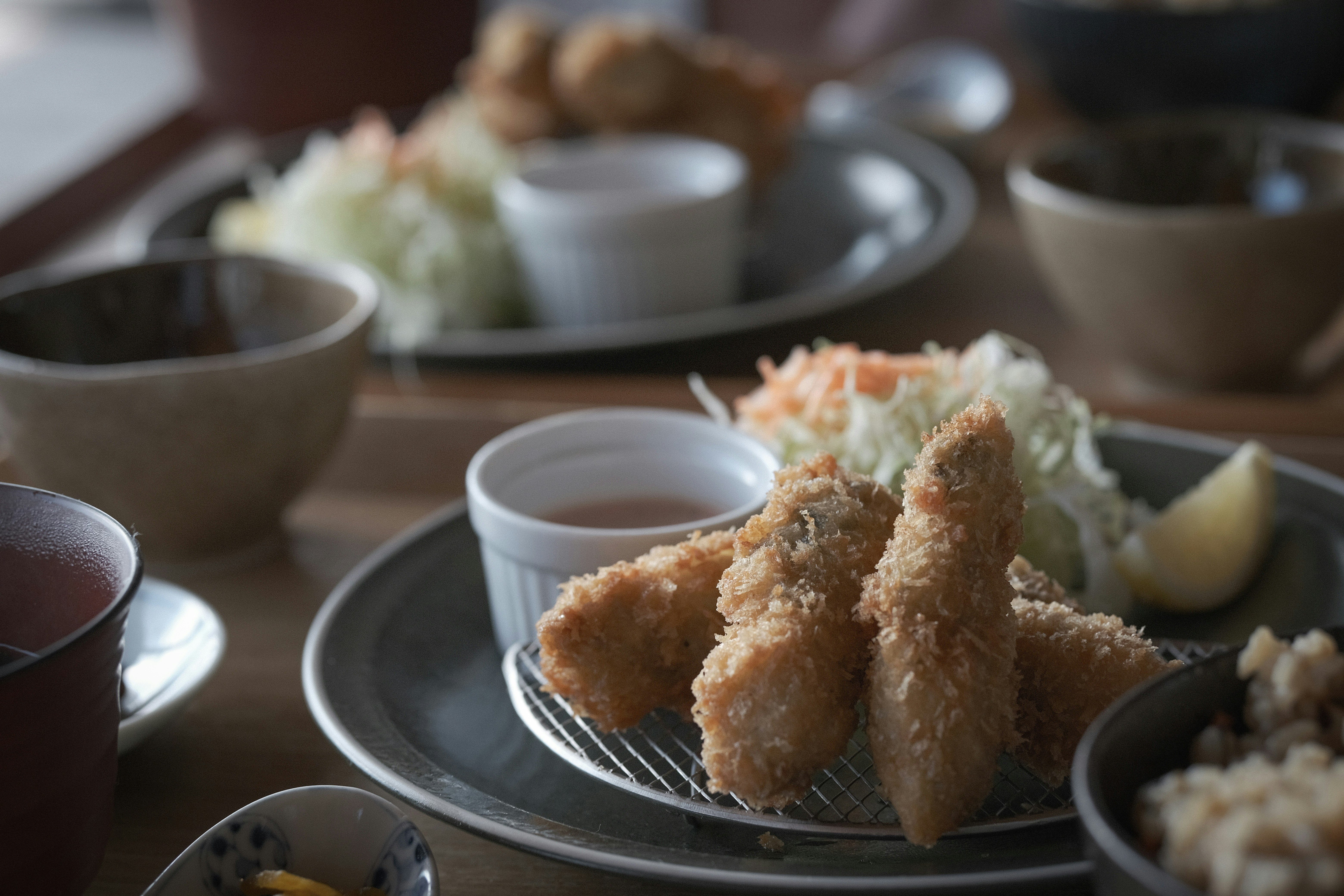 餐桌上擺放的炸牡蠣與配菜