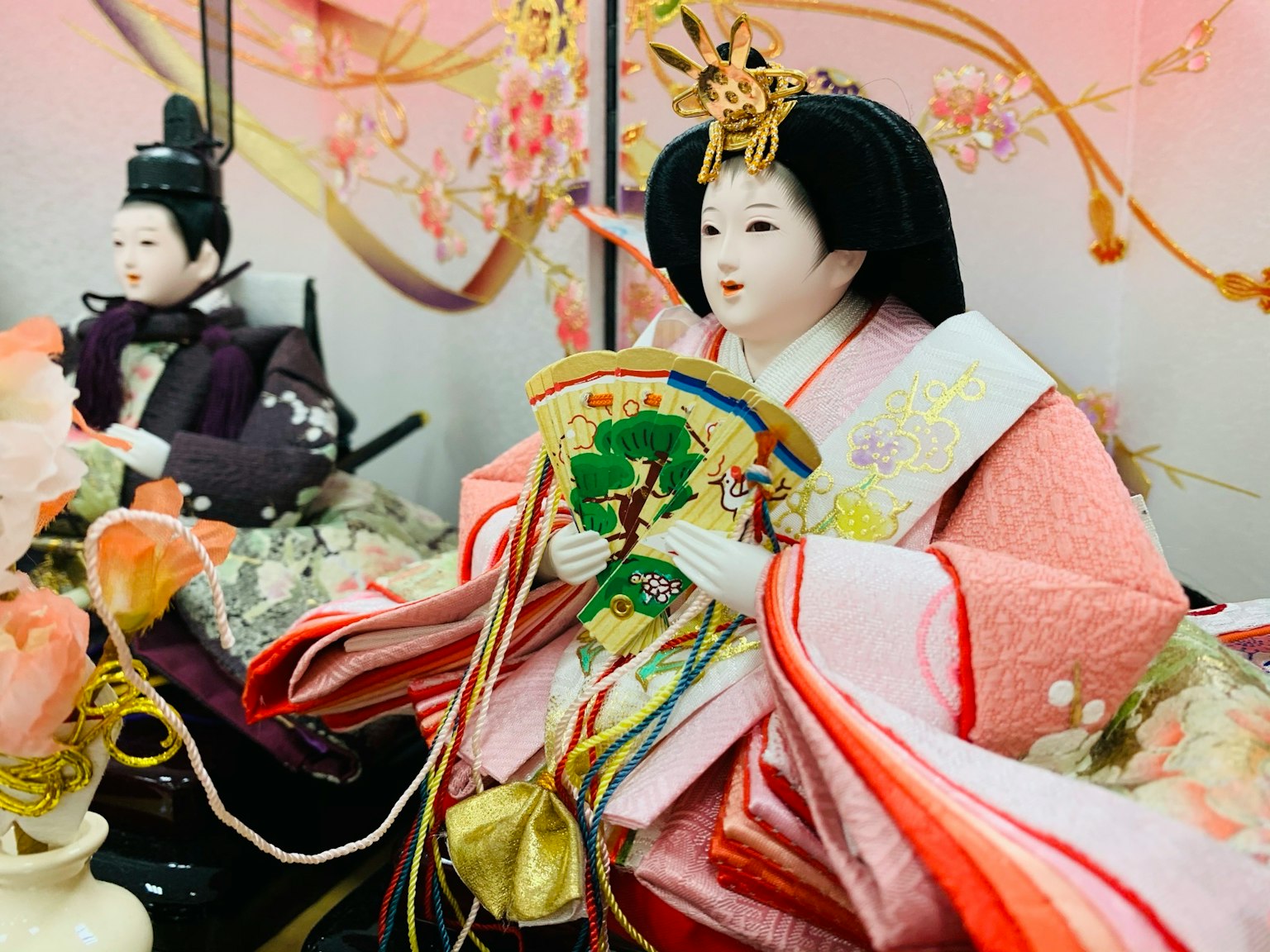 在傳統雛祭場景中展示的精美雛人形