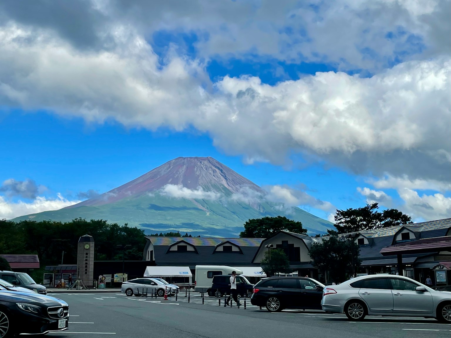Monte Fuji con cielo blu sullo sfondo parcheggio pieno di auto