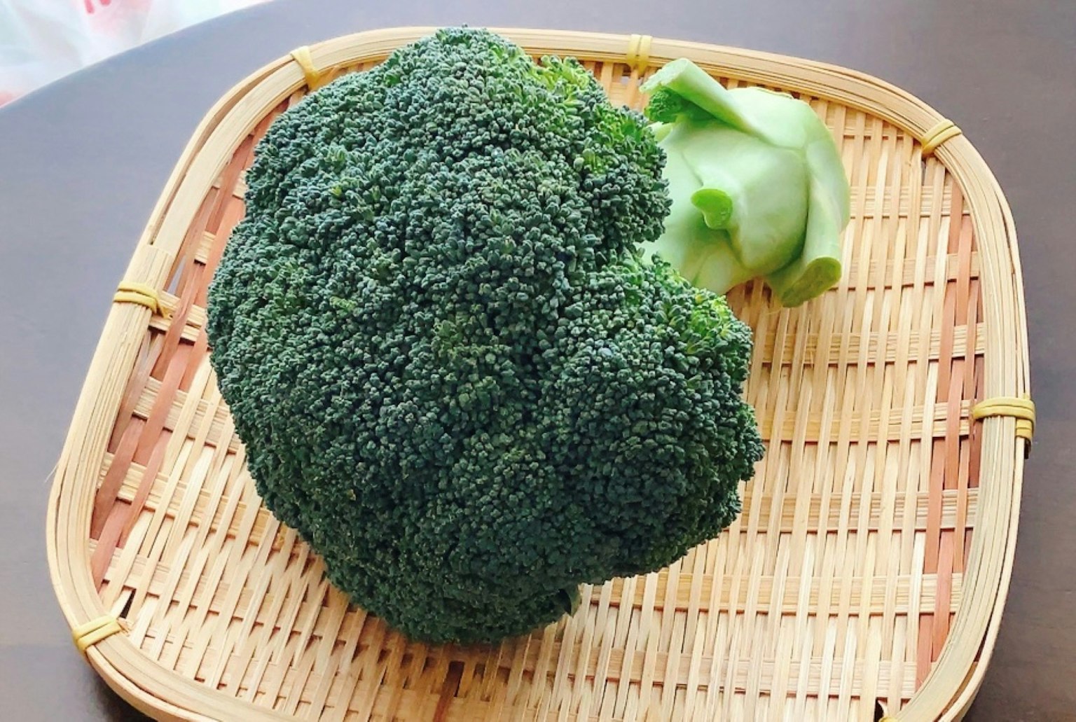 放在竹篮中的绿色西兰花