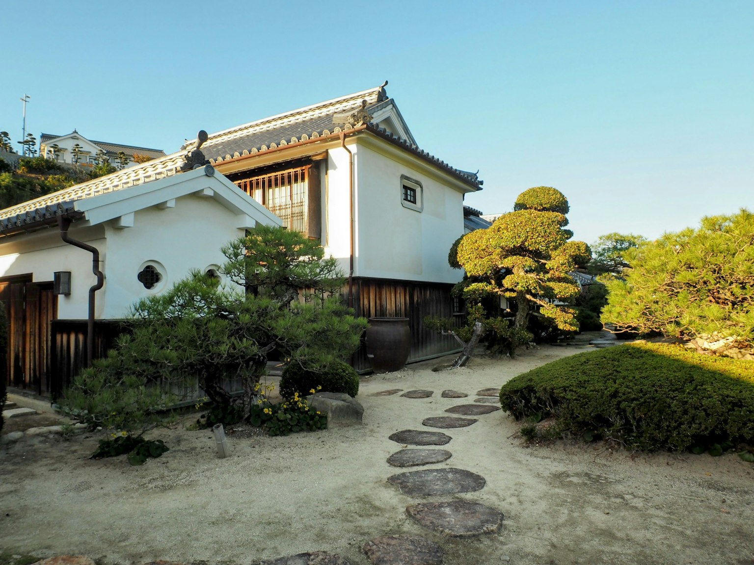 Traditionelles weißes japanisches Haus mit einem gepflegten Garten