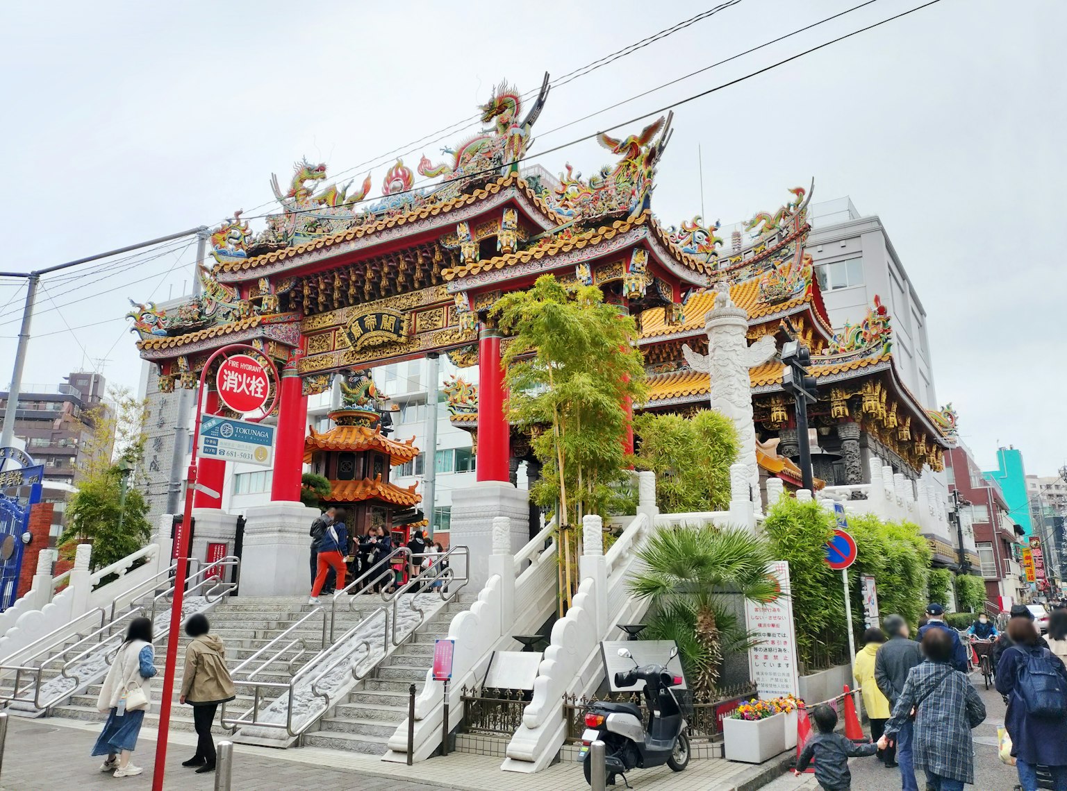 橫濱中華街熱鬧的入口與行人