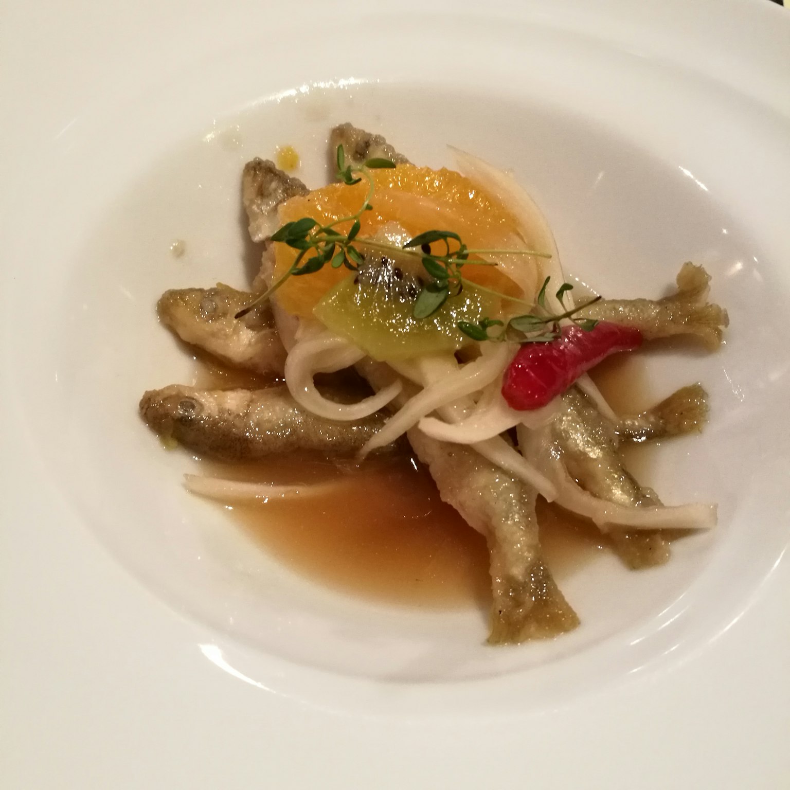 Plato de pescado y verduras frescas