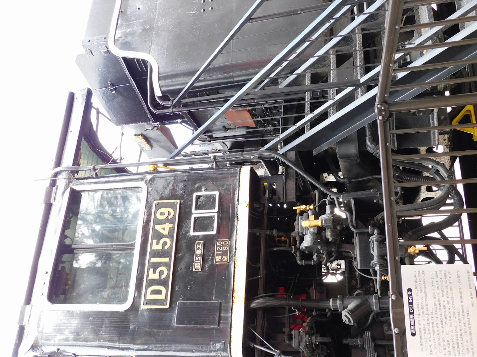 Lokomotif uap D5149 menunjukkan mesin dan tangga