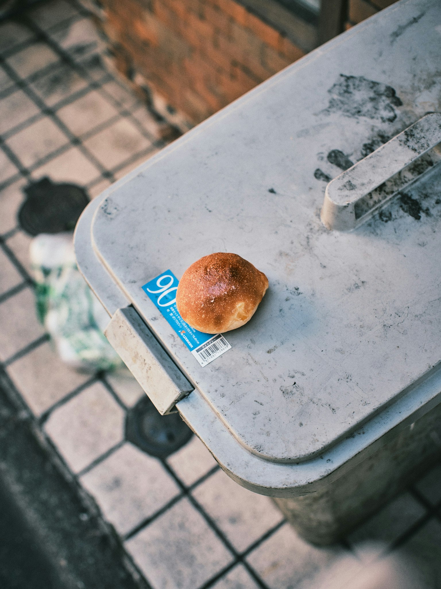 Un bollo colocado sobre un cubo de basura